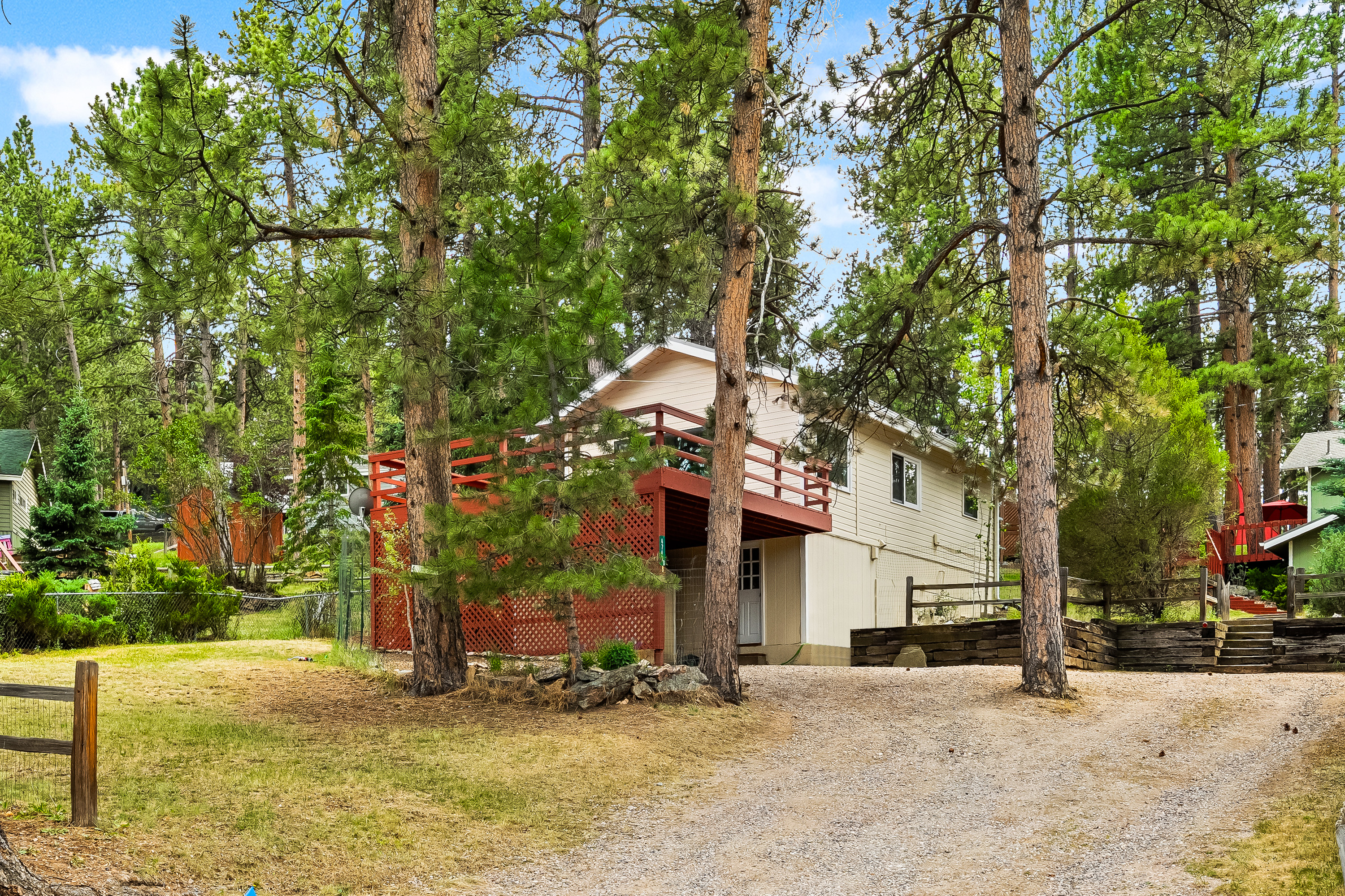  Rare Opportunity to Own 2 Homes Just Steps Away from Coveted Evergreen Lake - 物件實景