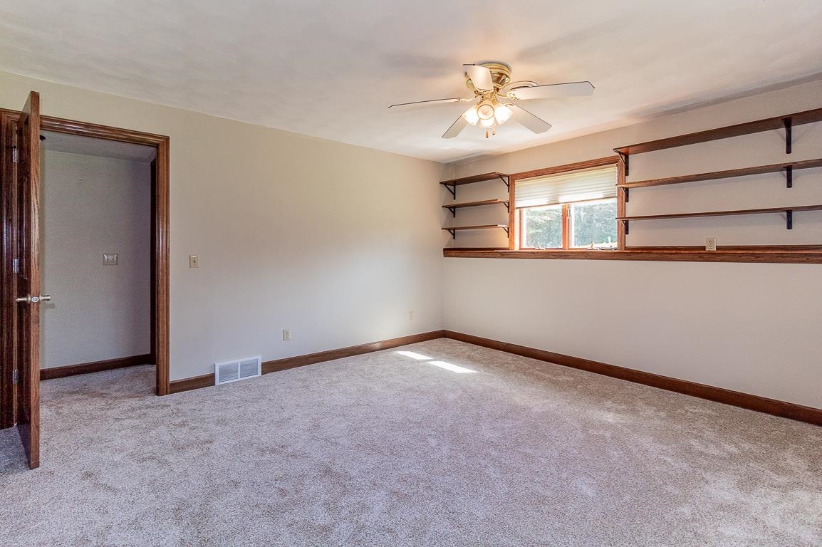 New London, Wisconsin, 54961-8021, United States, 4 Bedrooms Bedrooms, ,2 BathroomsBathrooms,Residential,For Sale,1984435