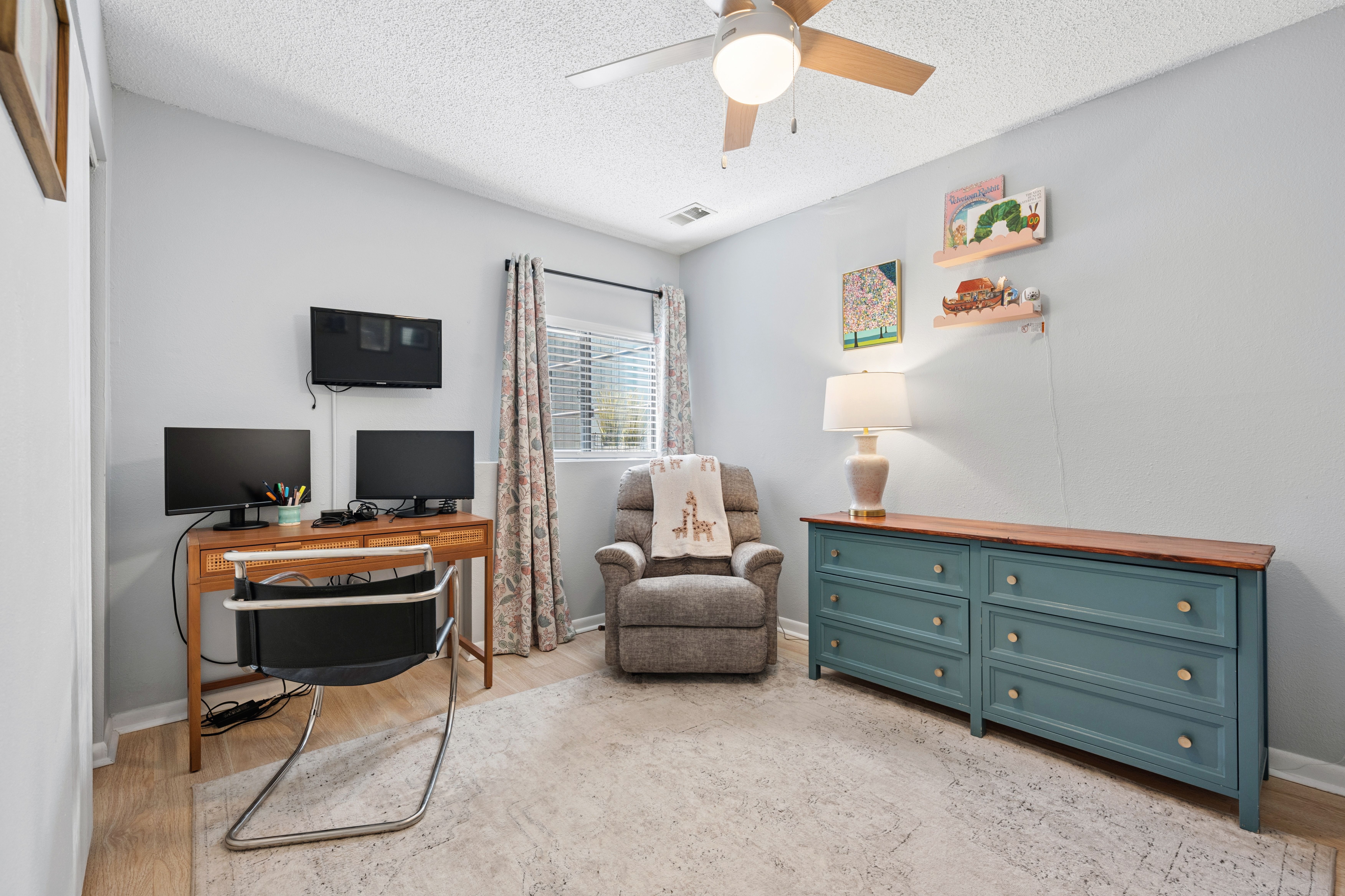  Updated Townhome Featuring a Bright & Open Main Level - 物件實景