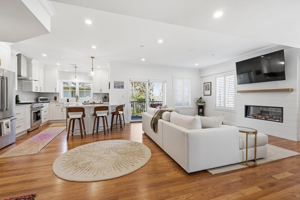 Wakefield, Massachusetts, 01880, United States, 2 Bedrooms Bedrooms, ,3 BathroomsBathrooms,Residential,For Sale,2036926