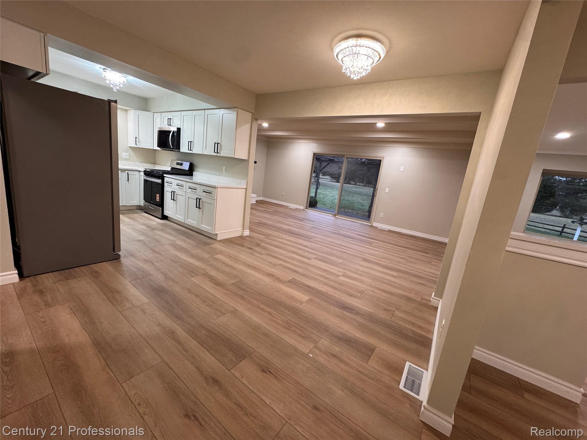 Troy, Michigan, 48085, United States, 4 Bedrooms Bedrooms, ,3 BathroomsBathrooms,Residential,For Sale,2009052