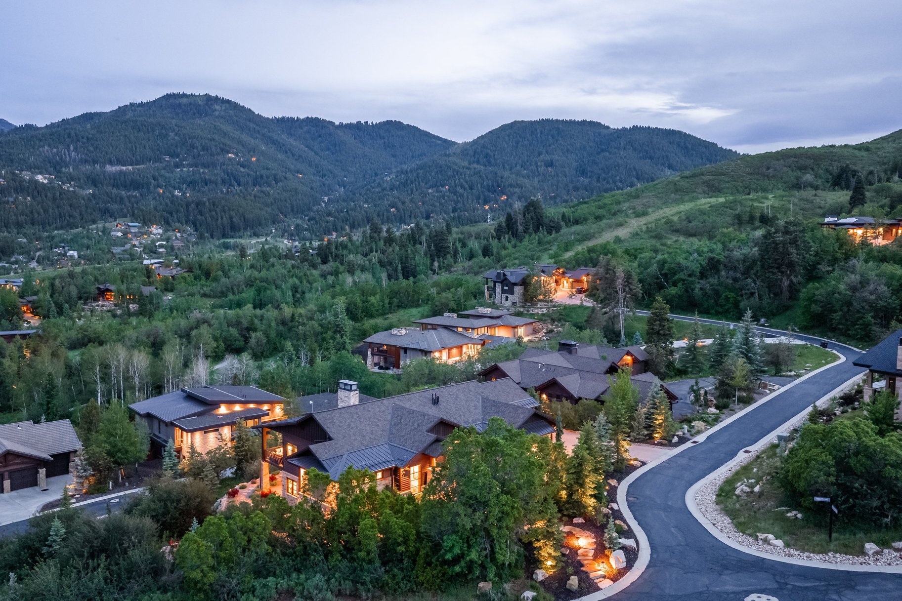  Luxury Custom Home in the Coveted Woods of Parleys Lane - 物件實景