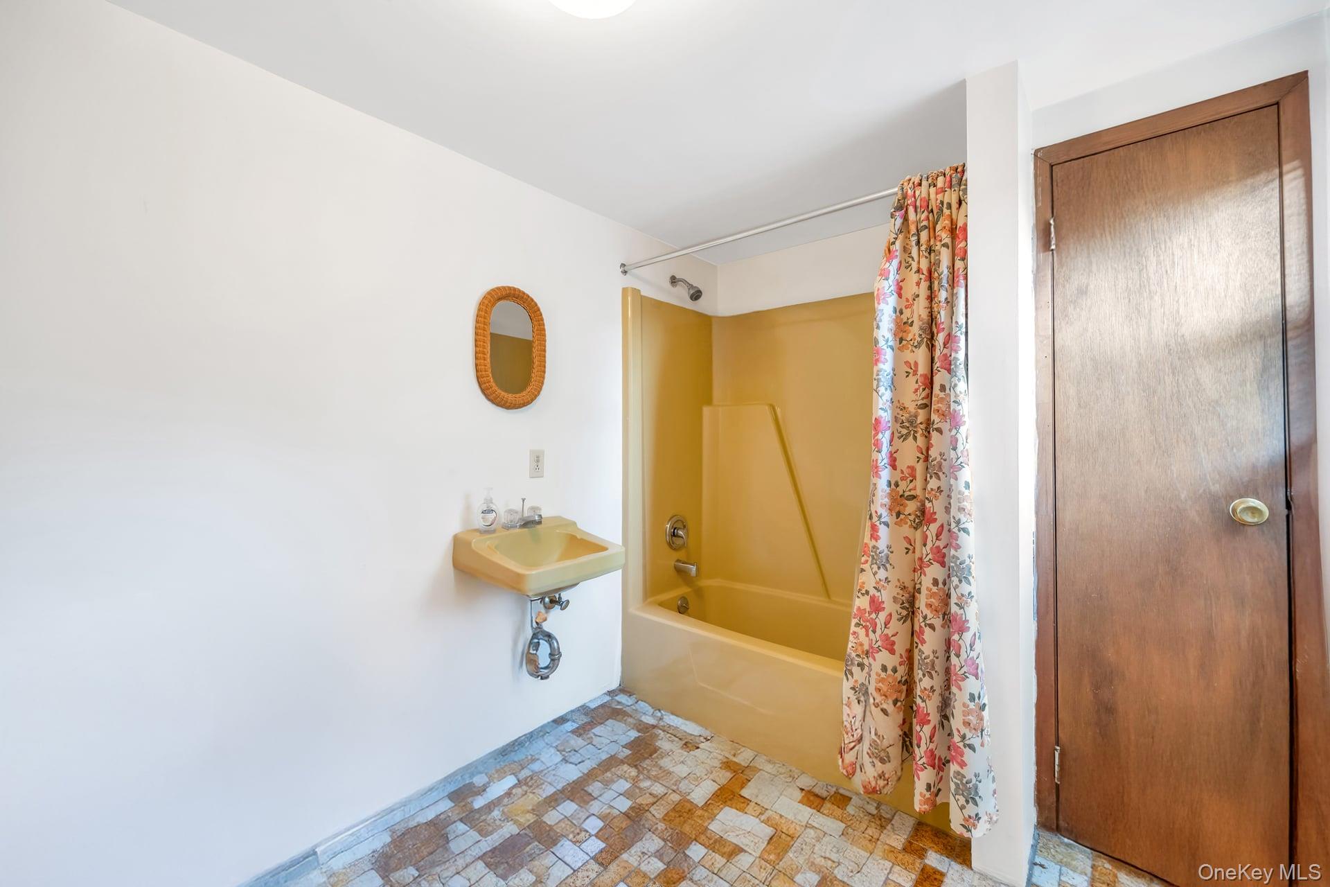 Medford, New York, 11763, United States, 5 Bedrooms Bedrooms, ,2 BathroomsBathrooms,Residential,For Sale,1926312