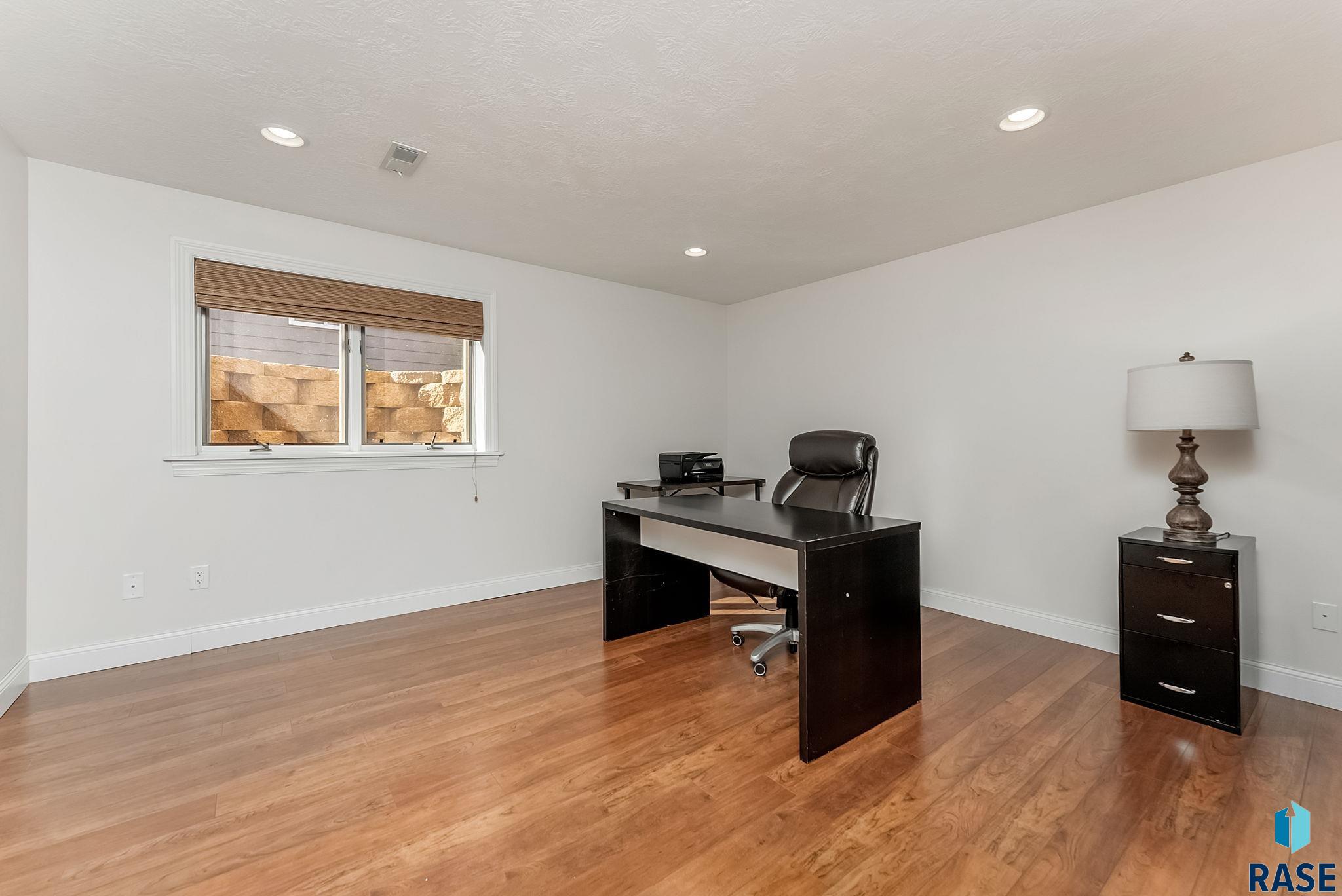 Sioux Falls, South Dakota, 57106, United States, 5 Bedrooms Bedrooms, ,3 BathroomsBathrooms,Residential,For Sale,1946502