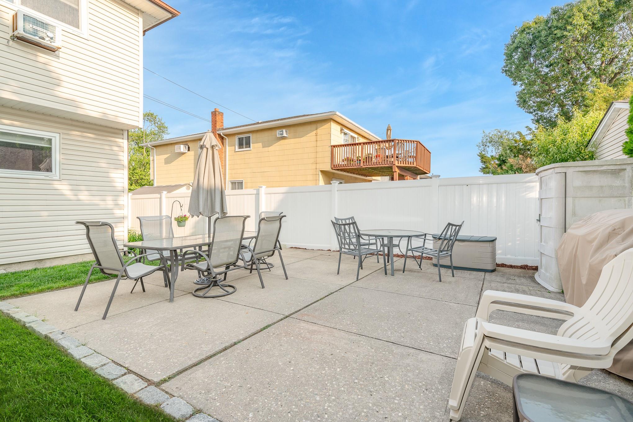 Franklin Square, New York, 11010, United States, 5 Bedrooms Bedrooms, ,2 BathroomsBathrooms,Residential,For Sale,1974579