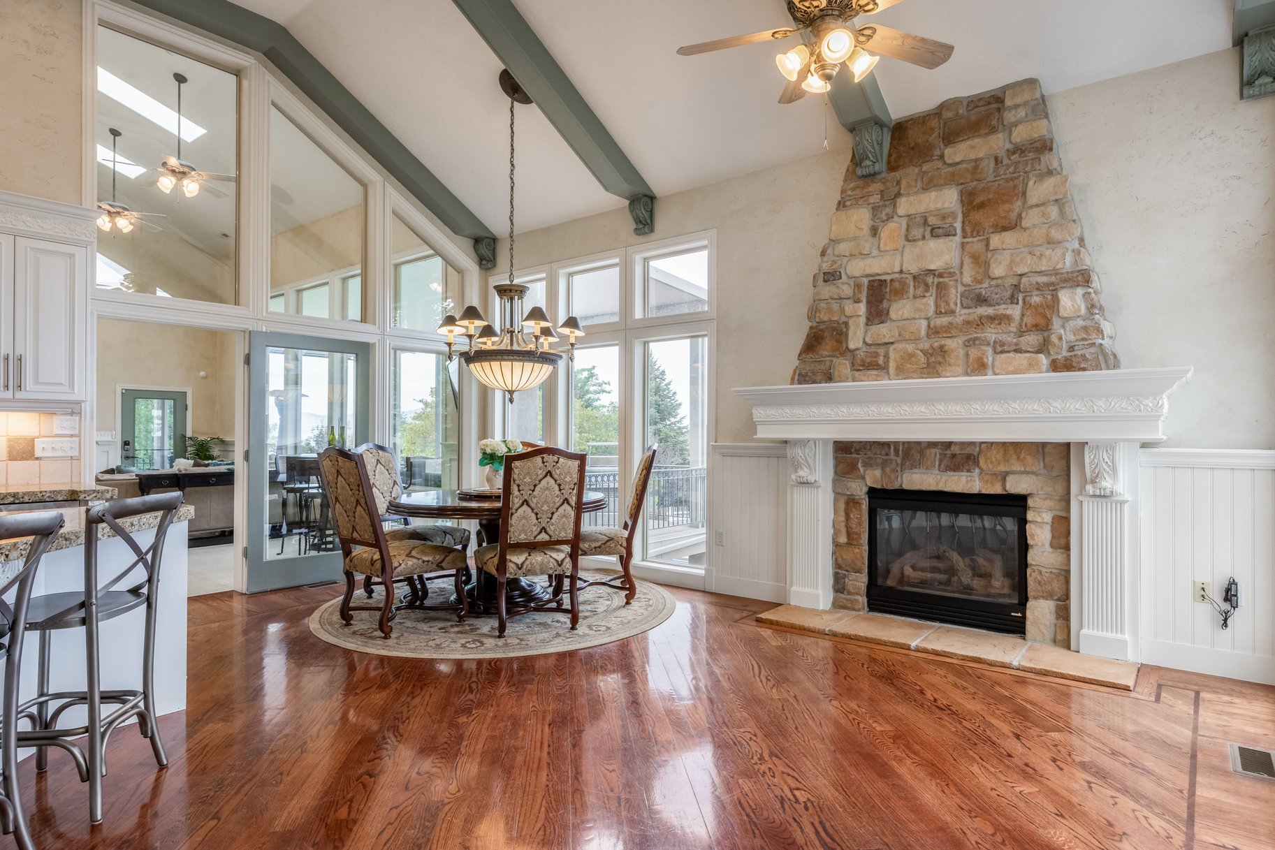  Stately Gated-Community Estate on Nearly Half an Acre: Vaulted Ceilings, Valley - 物件實景