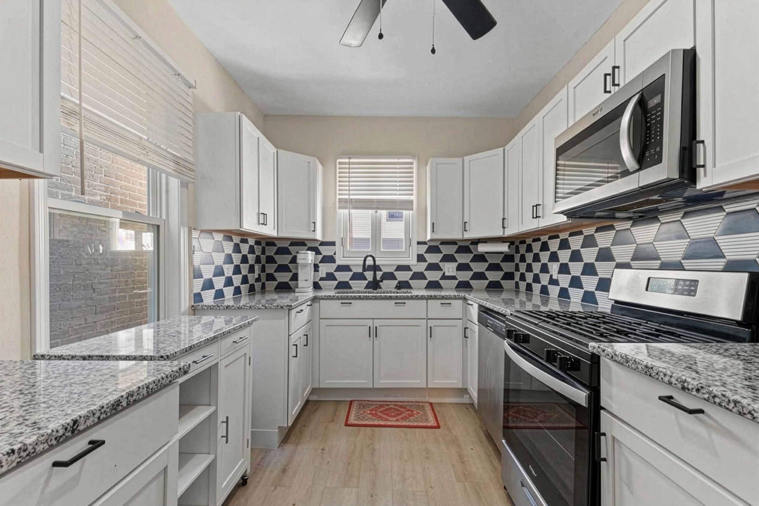  Prime Bay View Investment: Updated Duplex with 4-Car Garage Near Lake Michigan - 物件實景