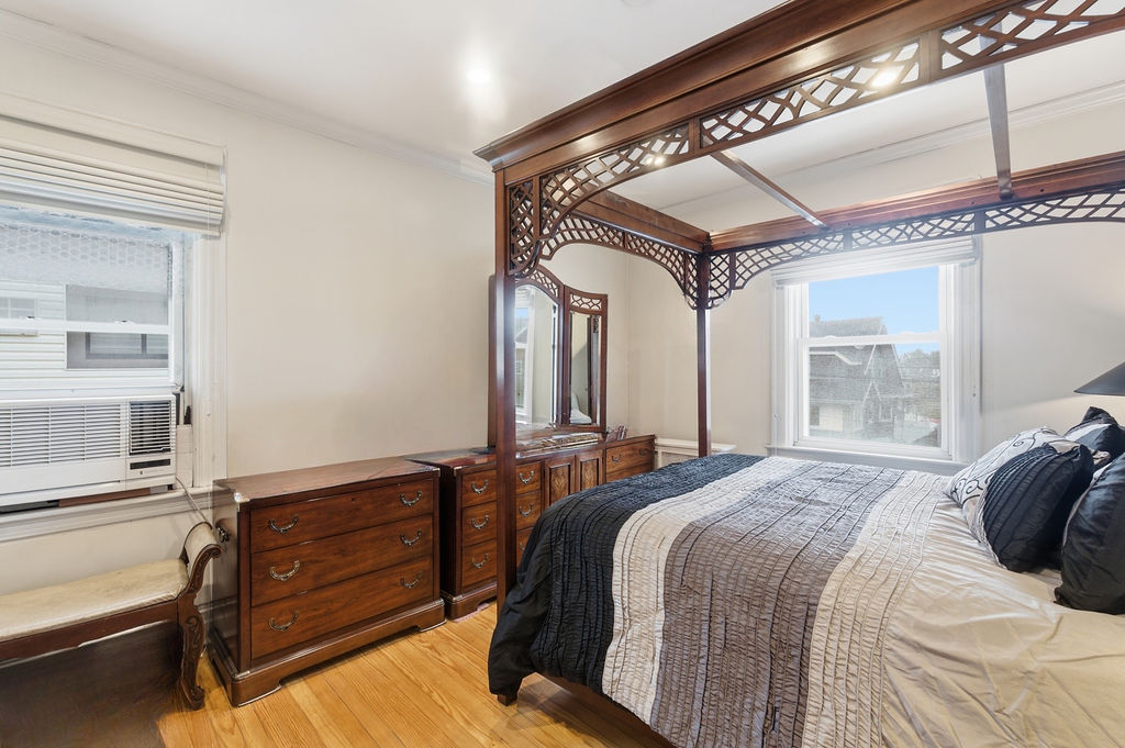 Howard Beach, New York, 11414, United States, 4 Bedrooms Bedrooms, ,1 BathroomBathrooms,Residential,For Sale,1986099