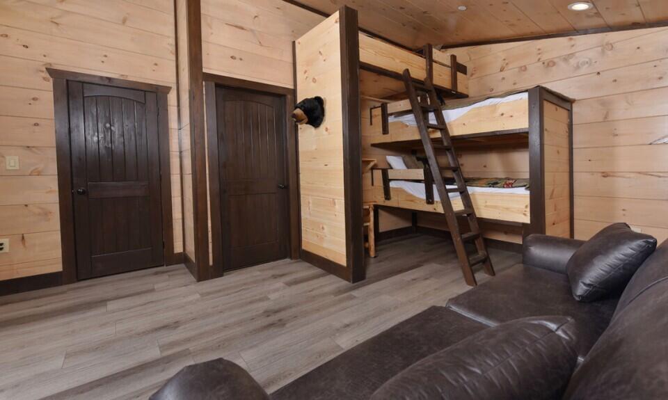 Sevierville, Tennessee, 37876, United States, 16 Bedrooms Bedrooms, ,17 BathroomsBathrooms,Residential,For Sale,1977076