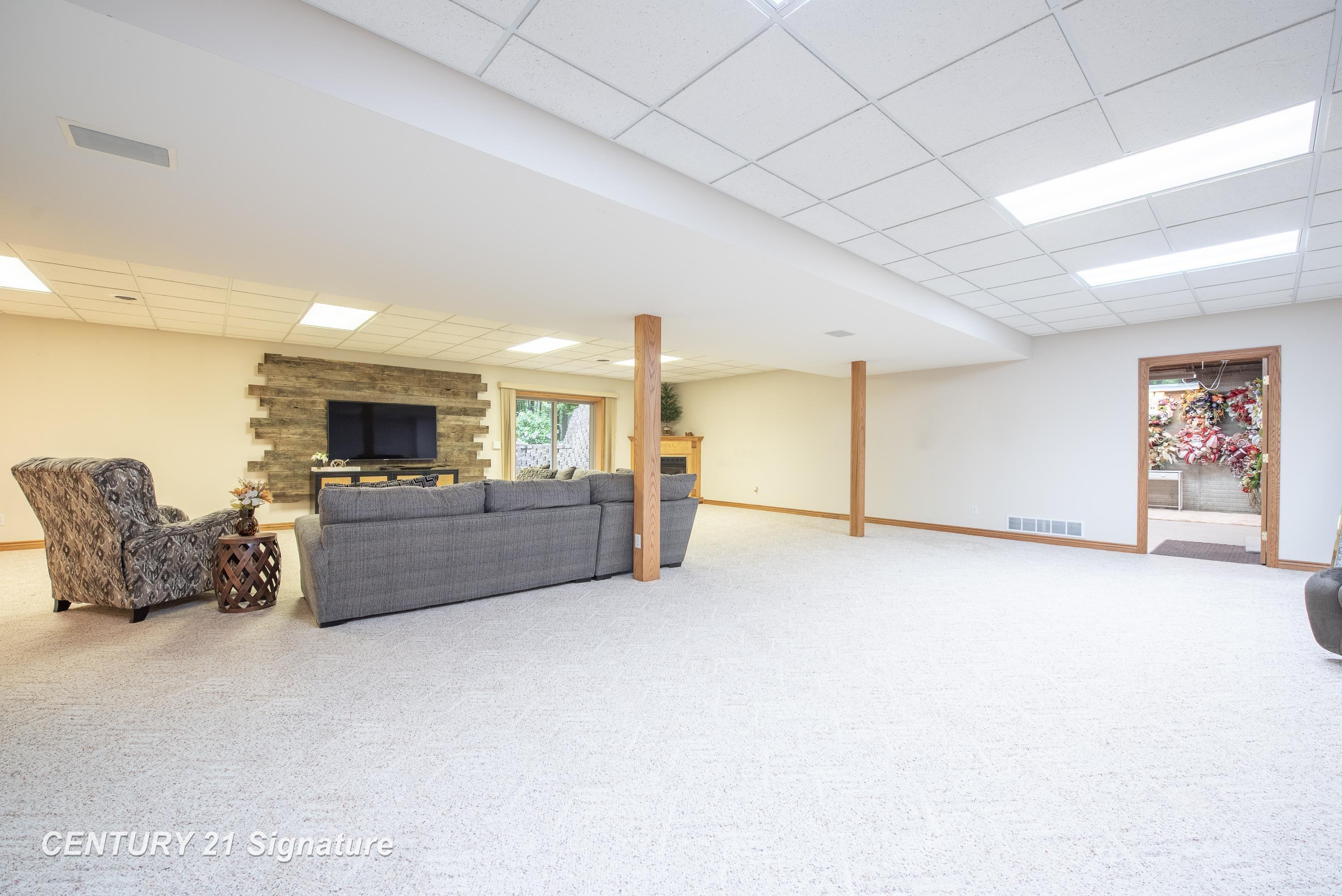 Midland, Michigan, 48642, United States, 4 Bedrooms Bedrooms, ,4 BathroomsBathrooms,Residential,For Sale,1981161