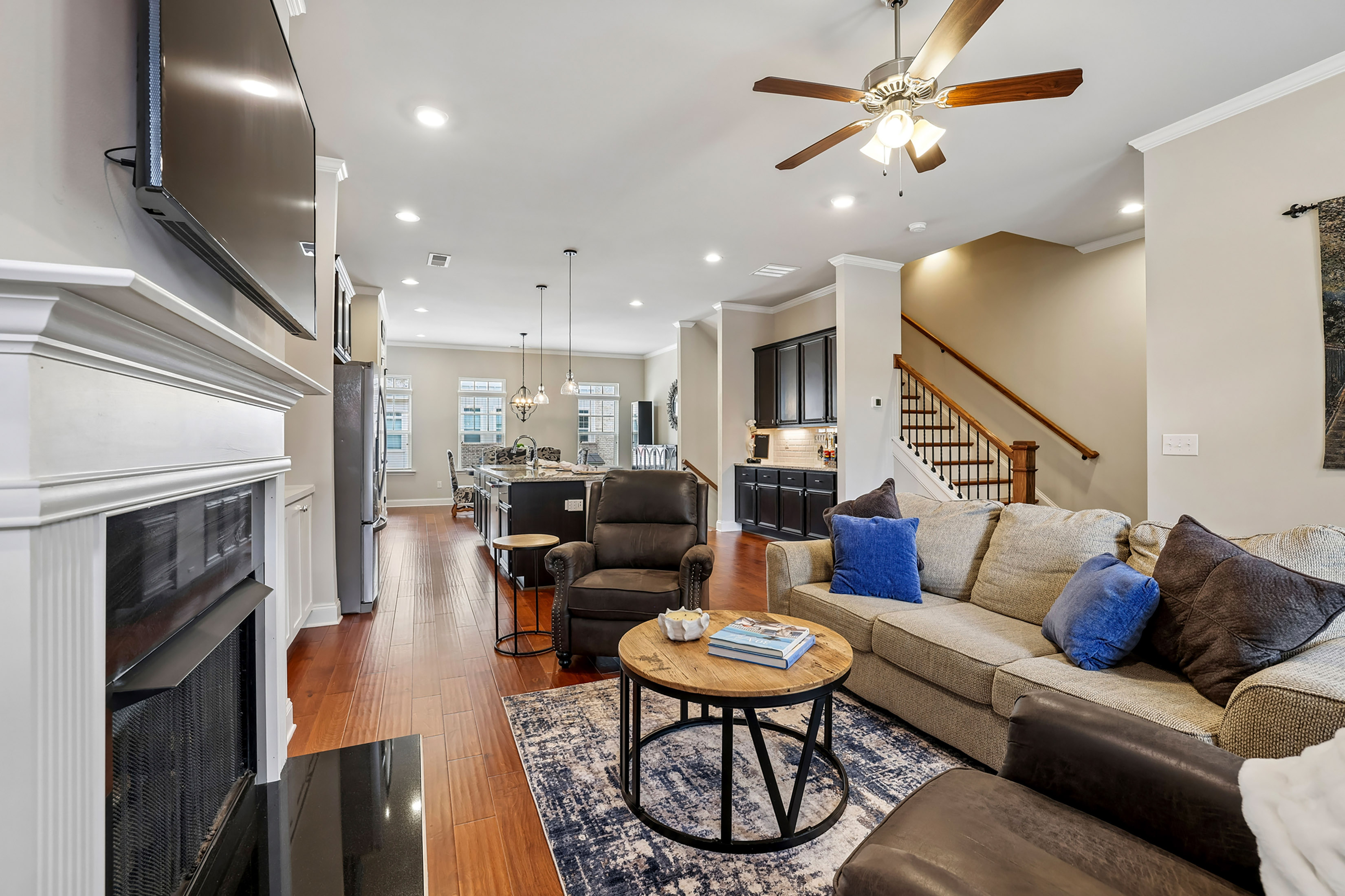  Modern Elegance in Beautifully Designed Townhome - 物件實景
