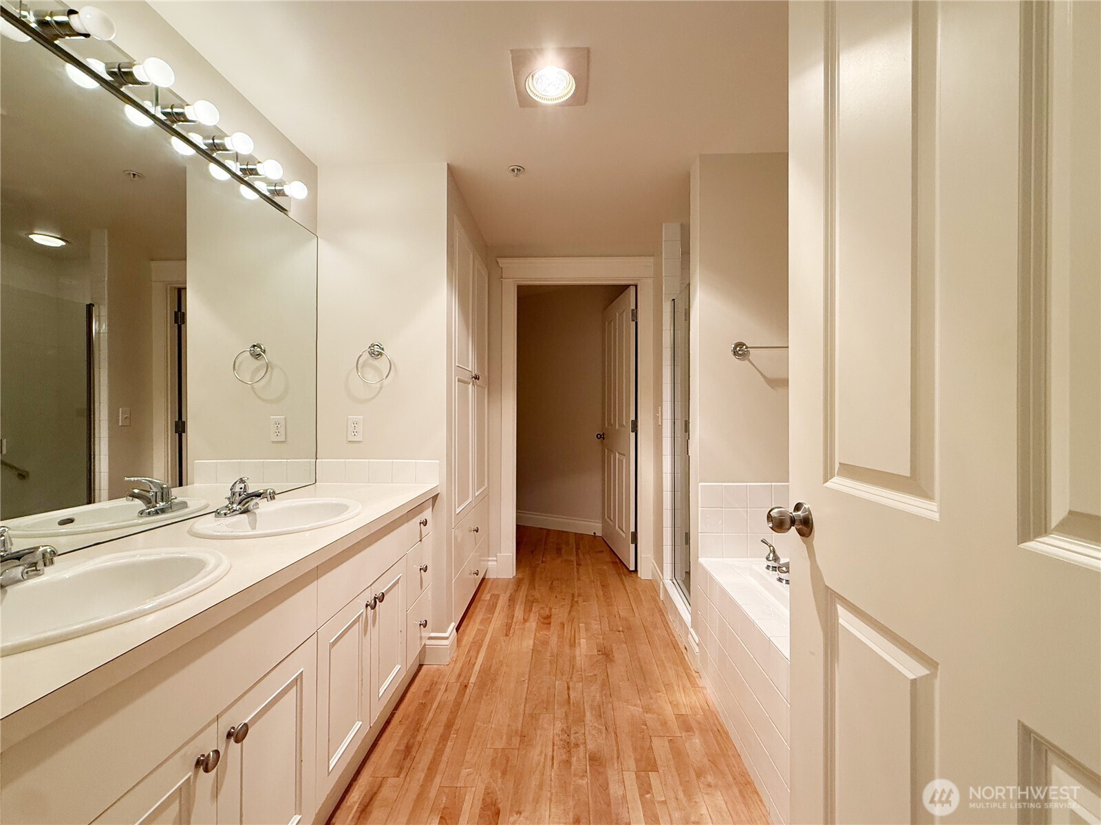 Seattle, Washington, 98199, United States, 2 Bedrooms Bedrooms, ,2 BathroomsBathrooms,Residential,For Sale,1998724