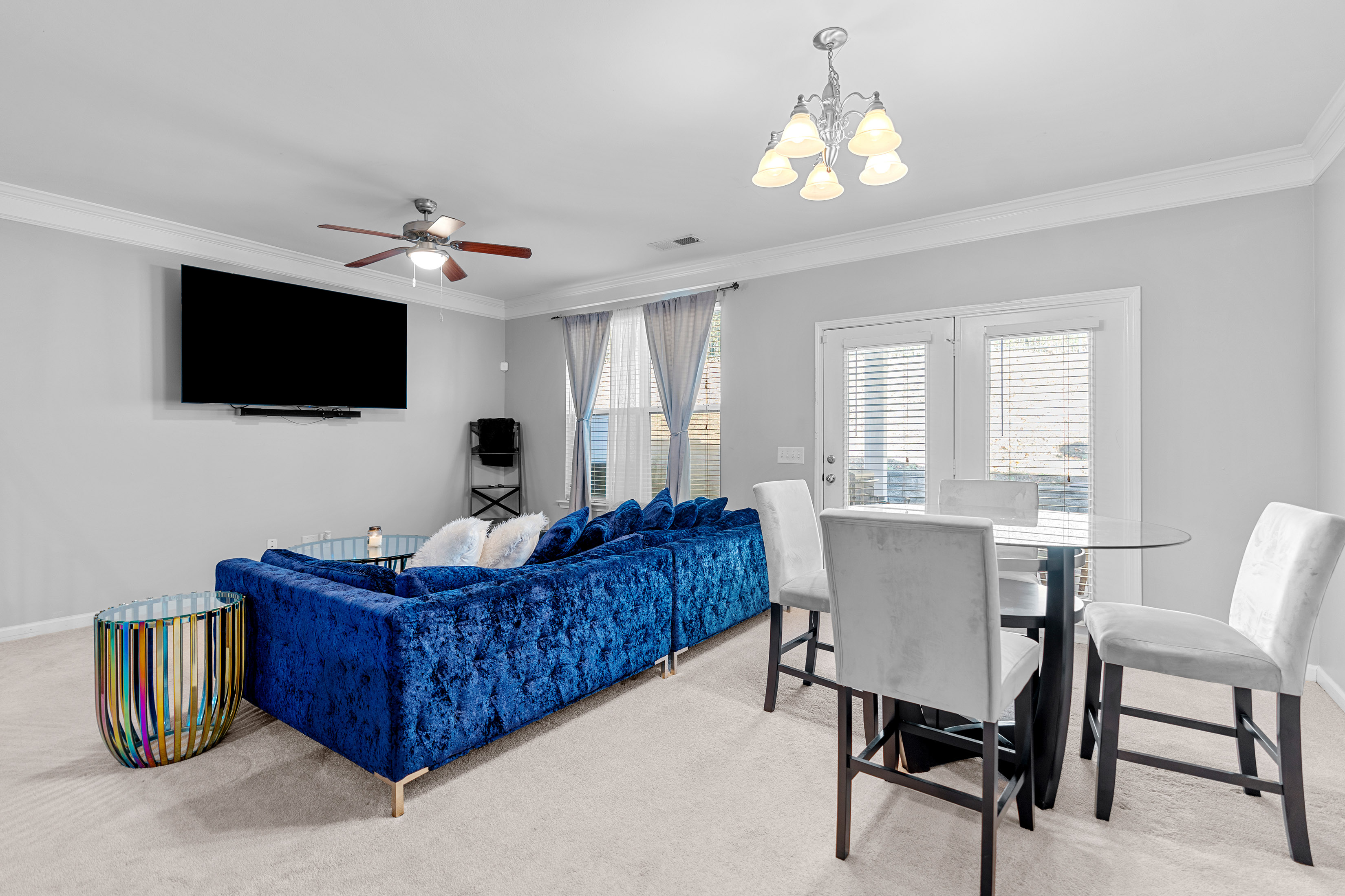  Stylish, Spacious and Ideally Located Townhome - 物件實景
