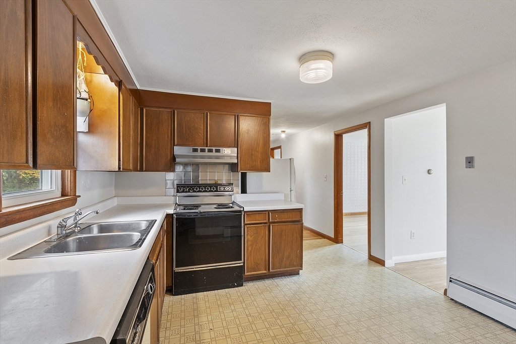 Littleton, Massachusetts, 01460, United States, 3 Bedrooms Bedrooms, ,1 BathroomBathrooms,Residential,For Sale,1991469