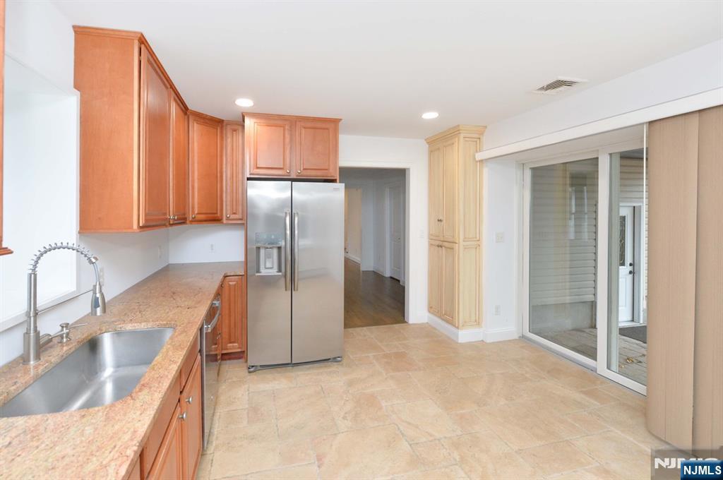 Mahwah, New Jersey, 07430, United States, 4 Bedrooms Bedrooms, ,3 BathroomsBathrooms,Residential,For Sale,1989324