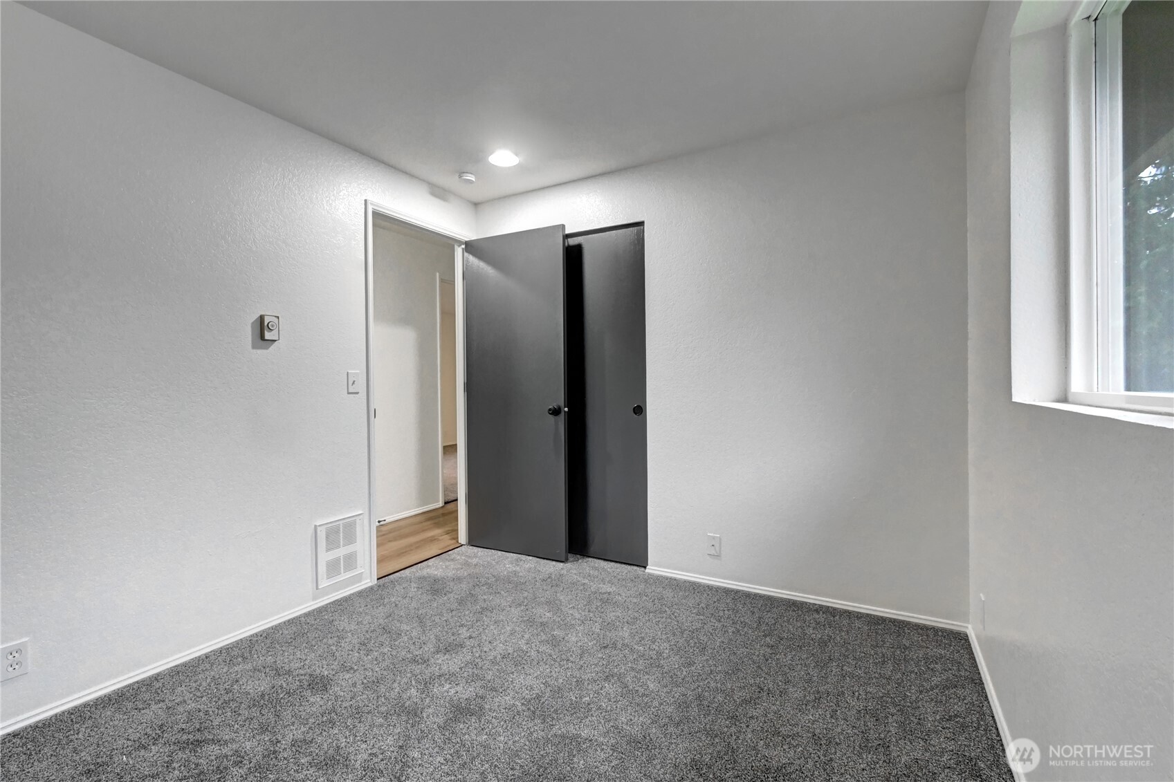 Everett, Washington, 98204, United States, 3 Bedrooms Bedrooms, ,1 BathroomBathrooms,Residential,For Sale,1995810