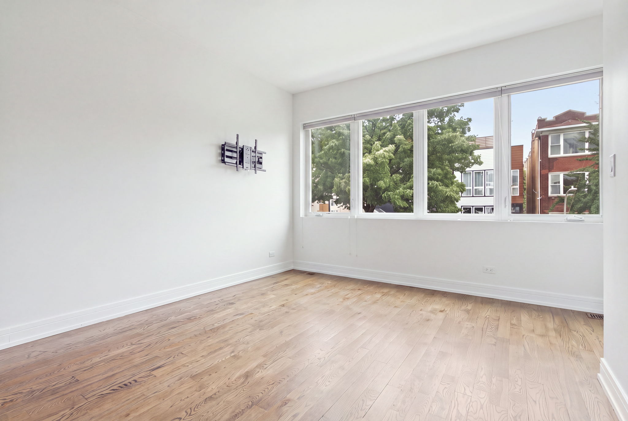  Welcome to This Stunning Three-Story Townhome - 物件實景