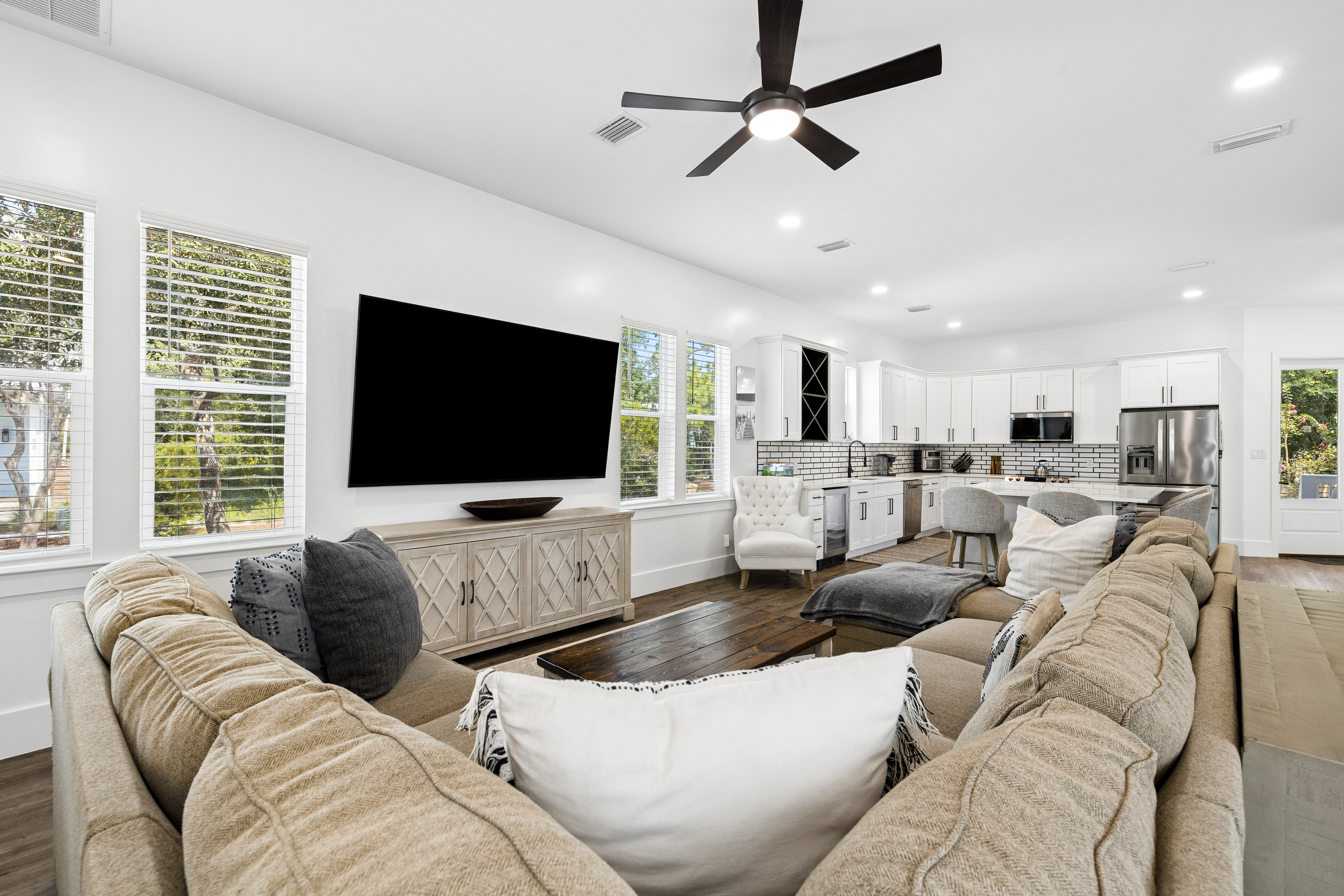 Spacious Newer-Build Home With Wraparound Porch On Gated Community Corner Lot - 物件實景
