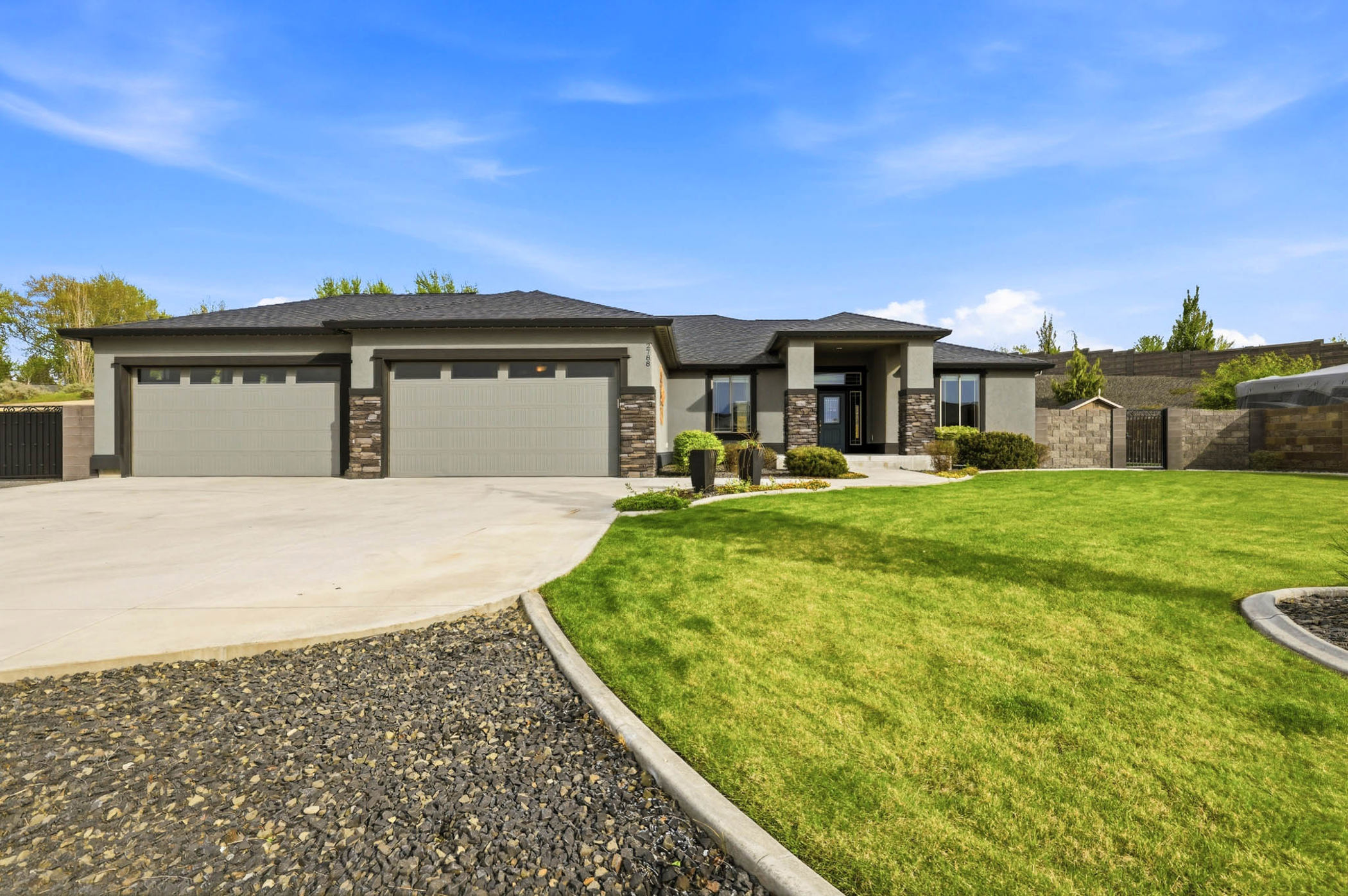  4 car garage in cul-de-sac Upgrades, single level - 物件實景
