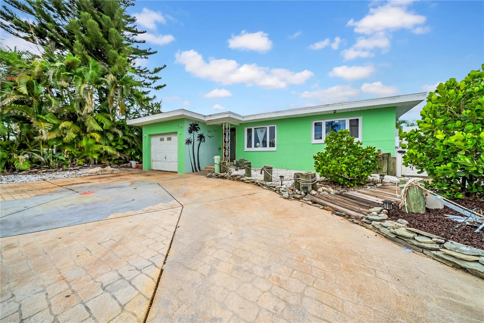 Redington Beach, Florida, 33708, United States, 2 Bedrooms Bedrooms, ,2 BathroomsBathrooms,Residential,For Sale,1978870