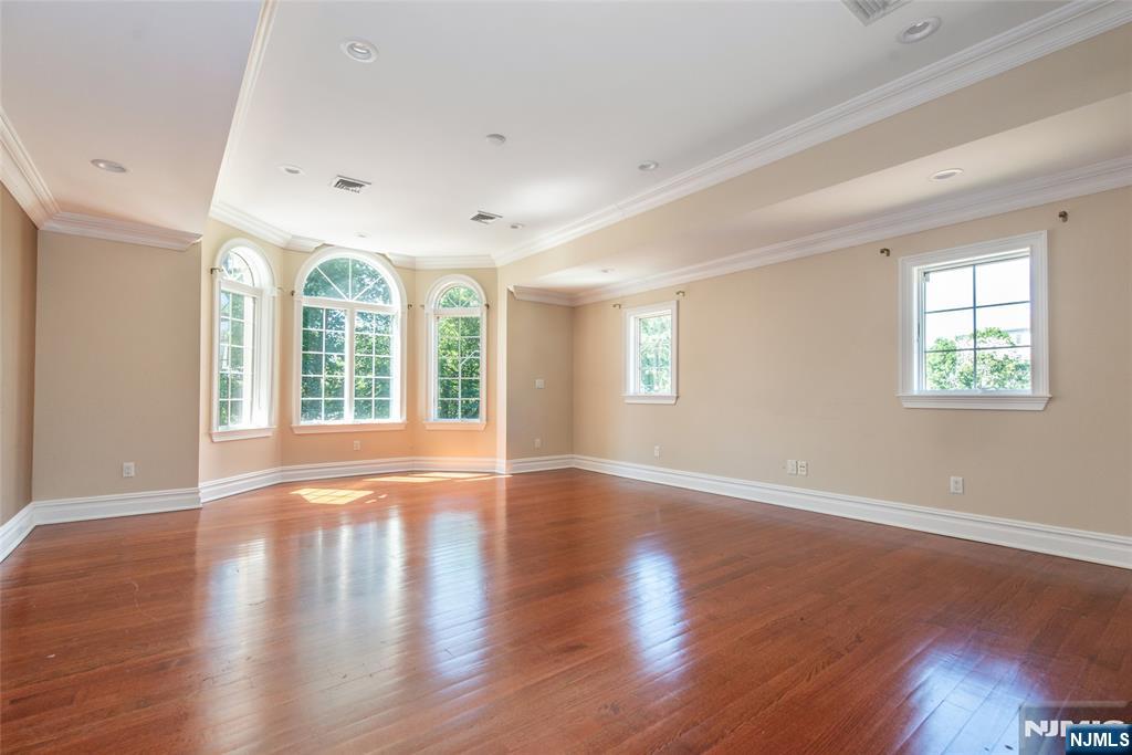 Paramus, New Jersey, 07652, United States, 6 Bedrooms Bedrooms, ,6 BathroomsBathrooms,Residential,For Sale,1947985