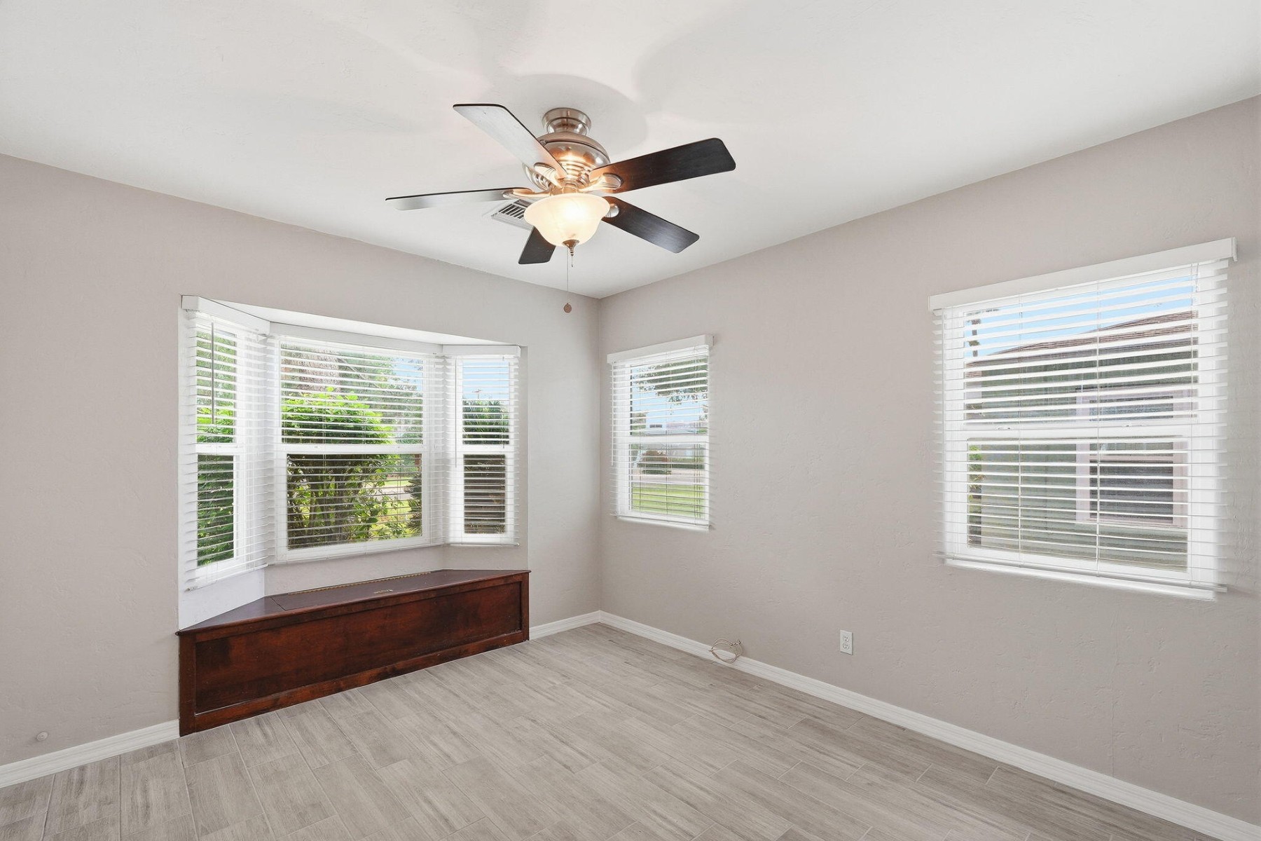  1046 E Clarendon Avenue Phoenix, AZ - 物件實景