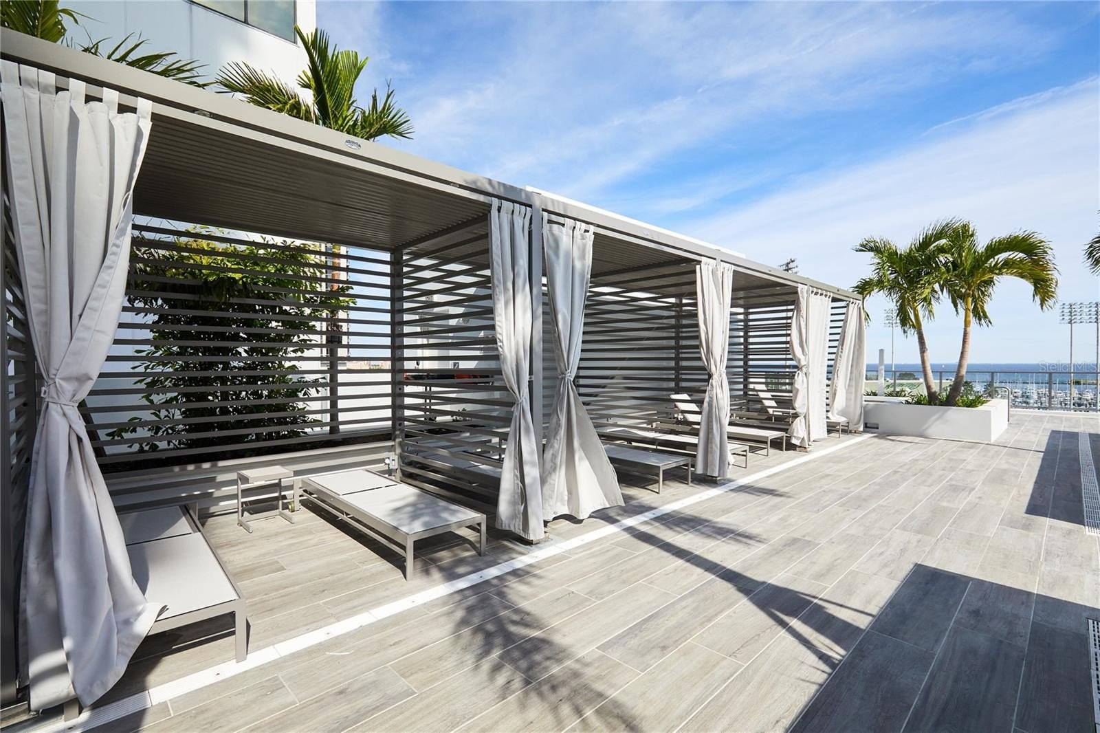 ST PETERSBURG, Florida, 33701, United States, 2 Bedrooms Bedrooms, ,3 BathroomsBathrooms,Residential,For Sale,1981835