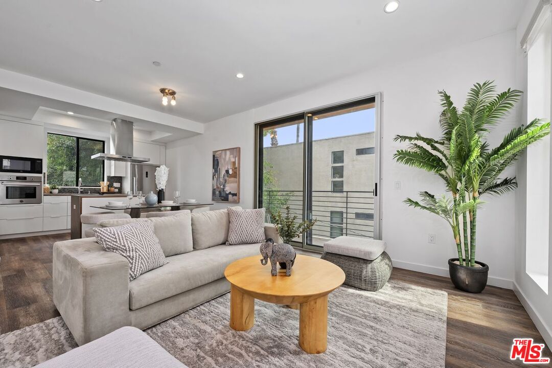 Los Angeles, California, 90025, United States, 9 Bedrooms Bedrooms, ,Residential,For Sale,1940770