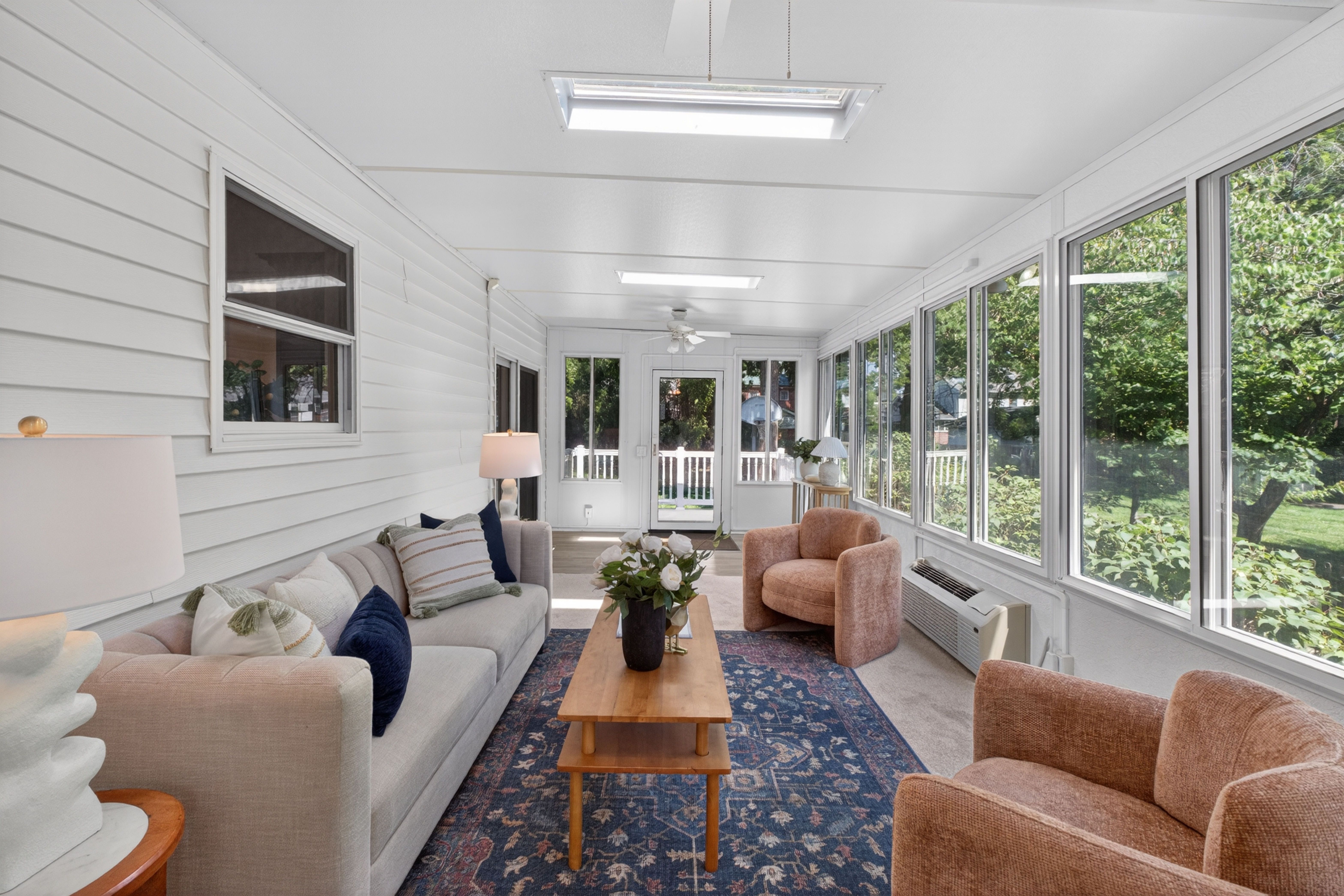  Charming White Farmhouse with Flexible Spacious Living - 物件實景