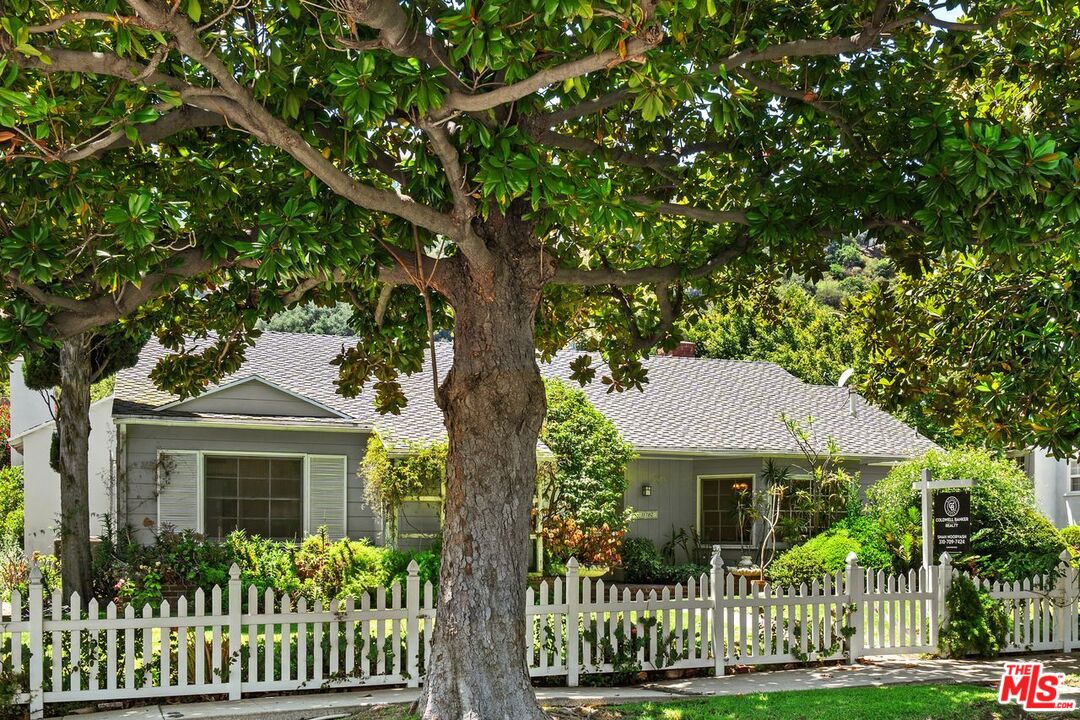 Los Angeles, California, 90049, United States, 3 Bedrooms Bedrooms, ,3 BathroomsBathrooms,Residential,For Sale,1902649