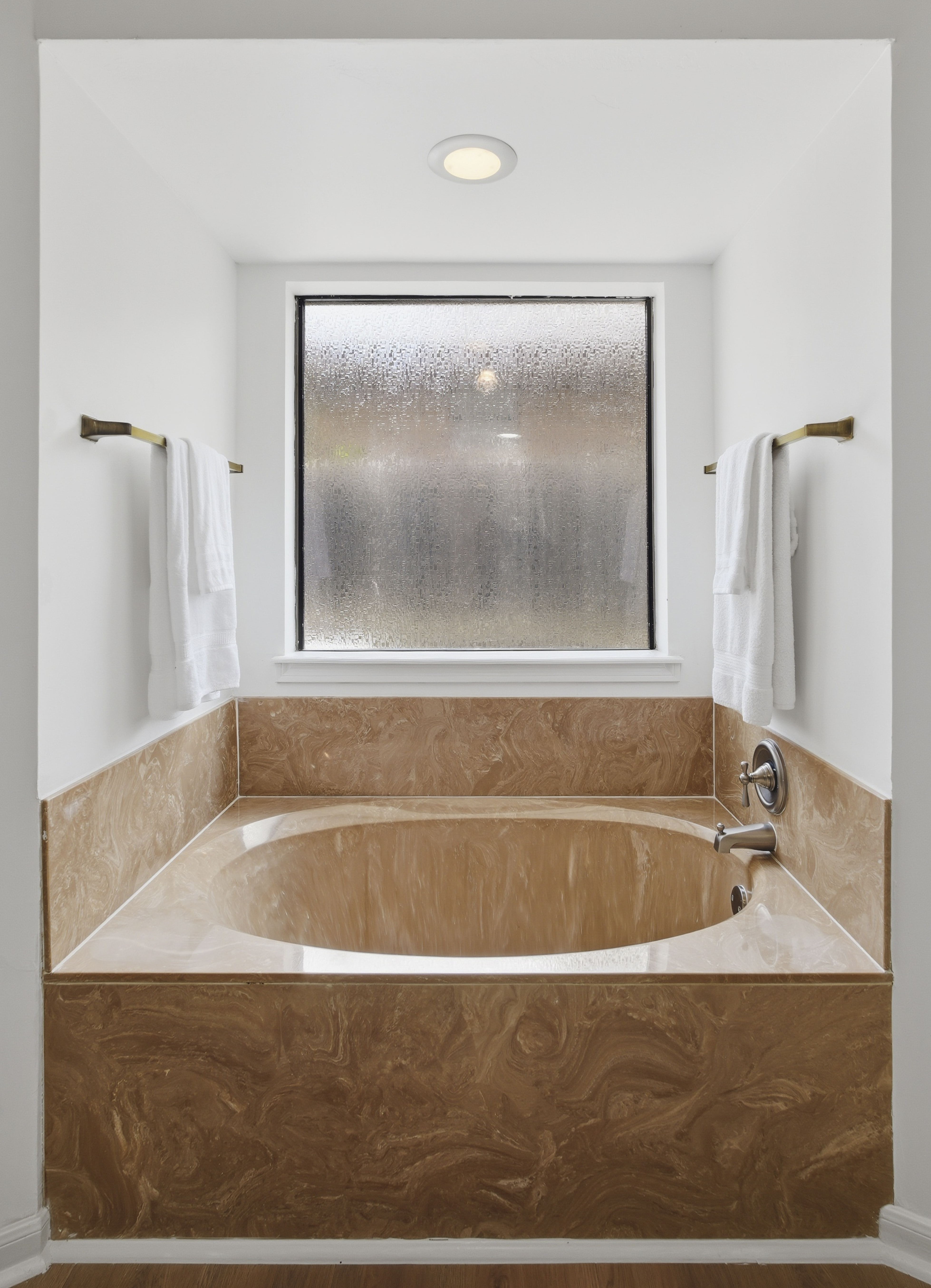  Custom Home with Private Backyard Oasis - 物件實景