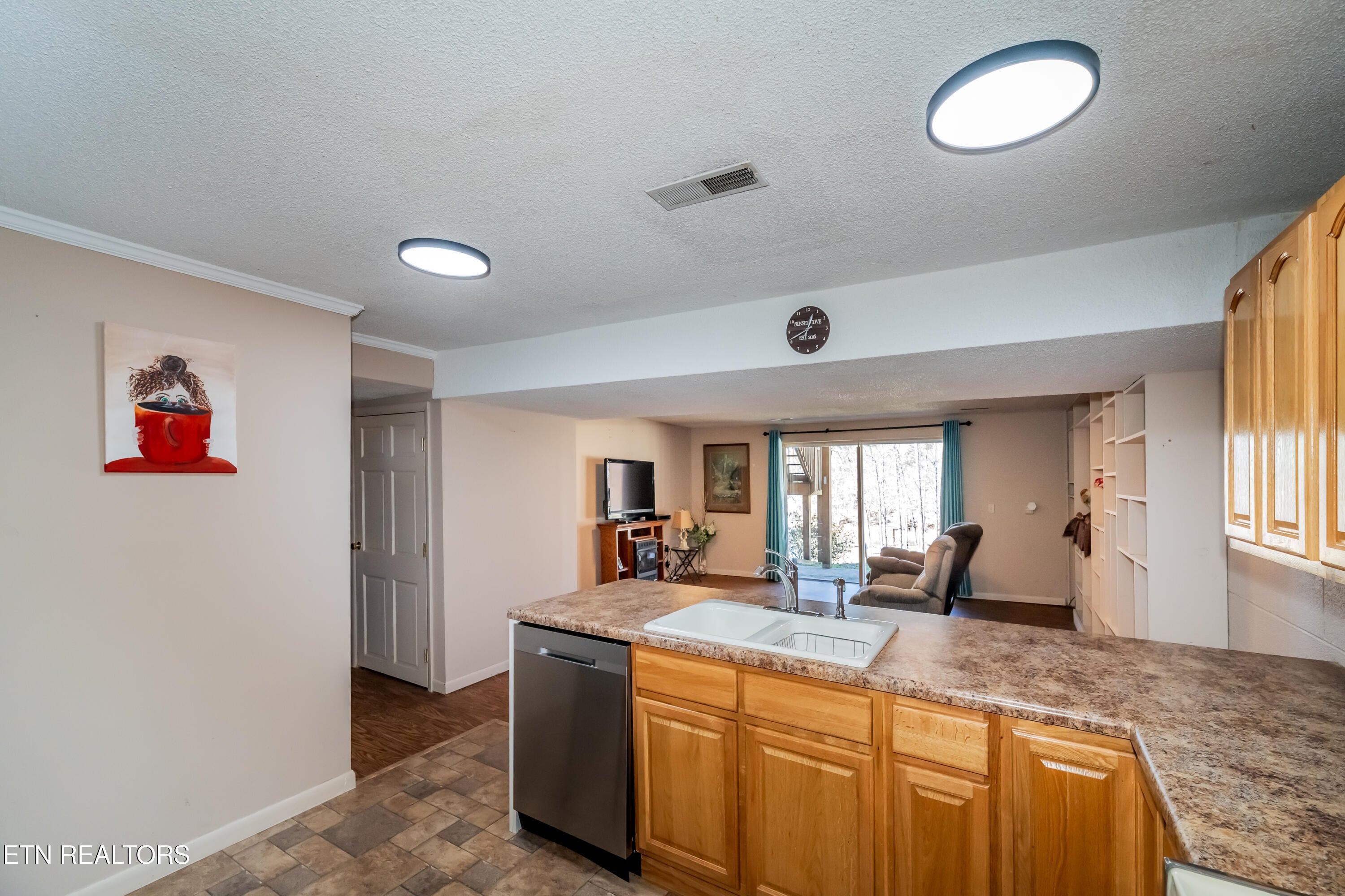 Kingston, Tennessee, 37763, United States, 4 Bedrooms Bedrooms, ,2 BathroomsBathrooms,Residential,For Sale,1850239