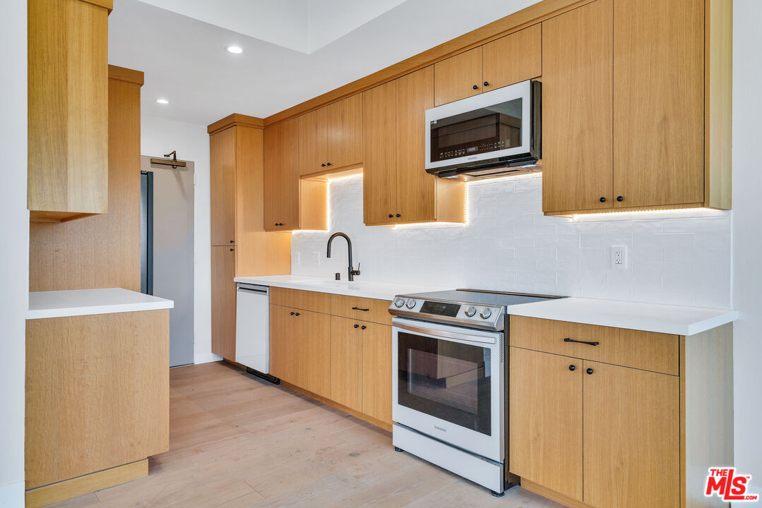 Los Angeles, California, 90024, United States, 2 Bedrooms Bedrooms, ,2 BathroomsBathrooms,Residential,For Sale,1891333