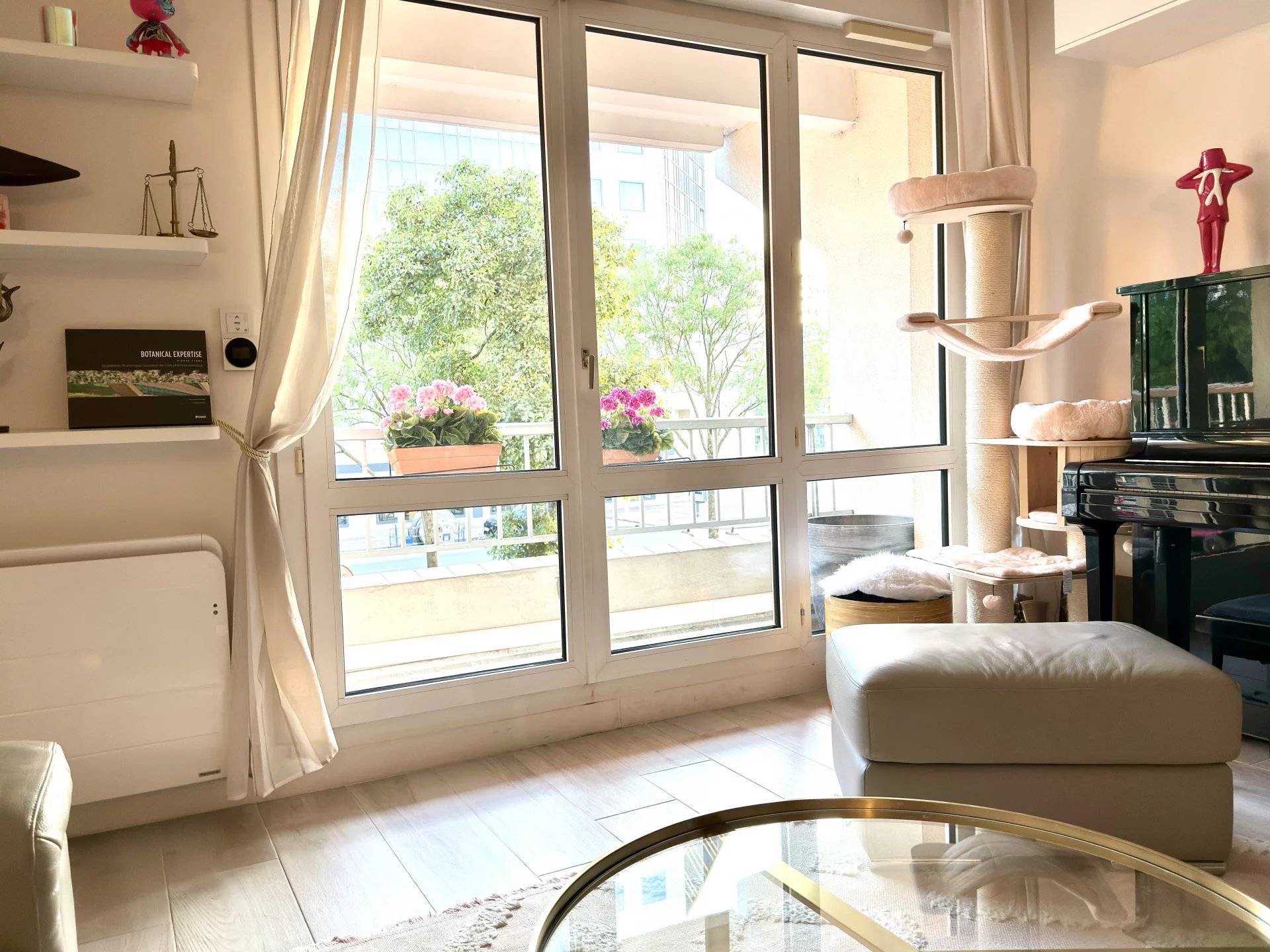 Issy-les-Moulineaux, Île-de-France, 92130, FR, 3 Bedrooms Bedrooms, ,2 BathroomsBathrooms,Residential,For Sale,1867737