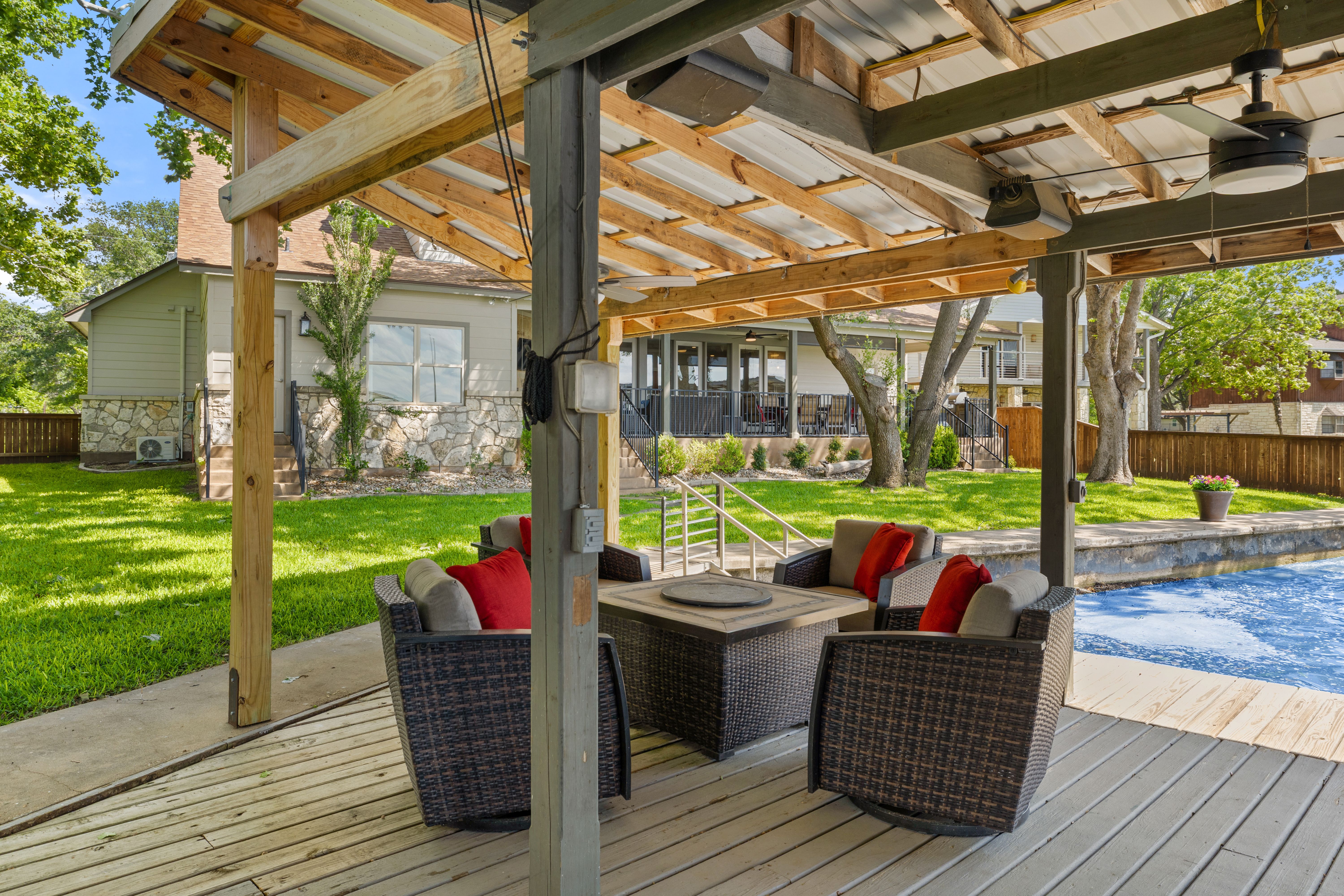  402 S. Shorewood Dr on Lake LBJ - 物件實景