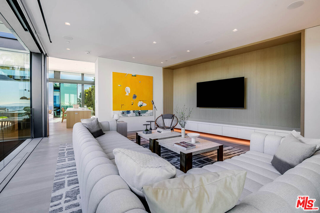 Los Angeles, California, 90069, United States, 7 Bedrooms Bedrooms, ,9 BathroomsBathrooms,Residential,For Sale,1925200