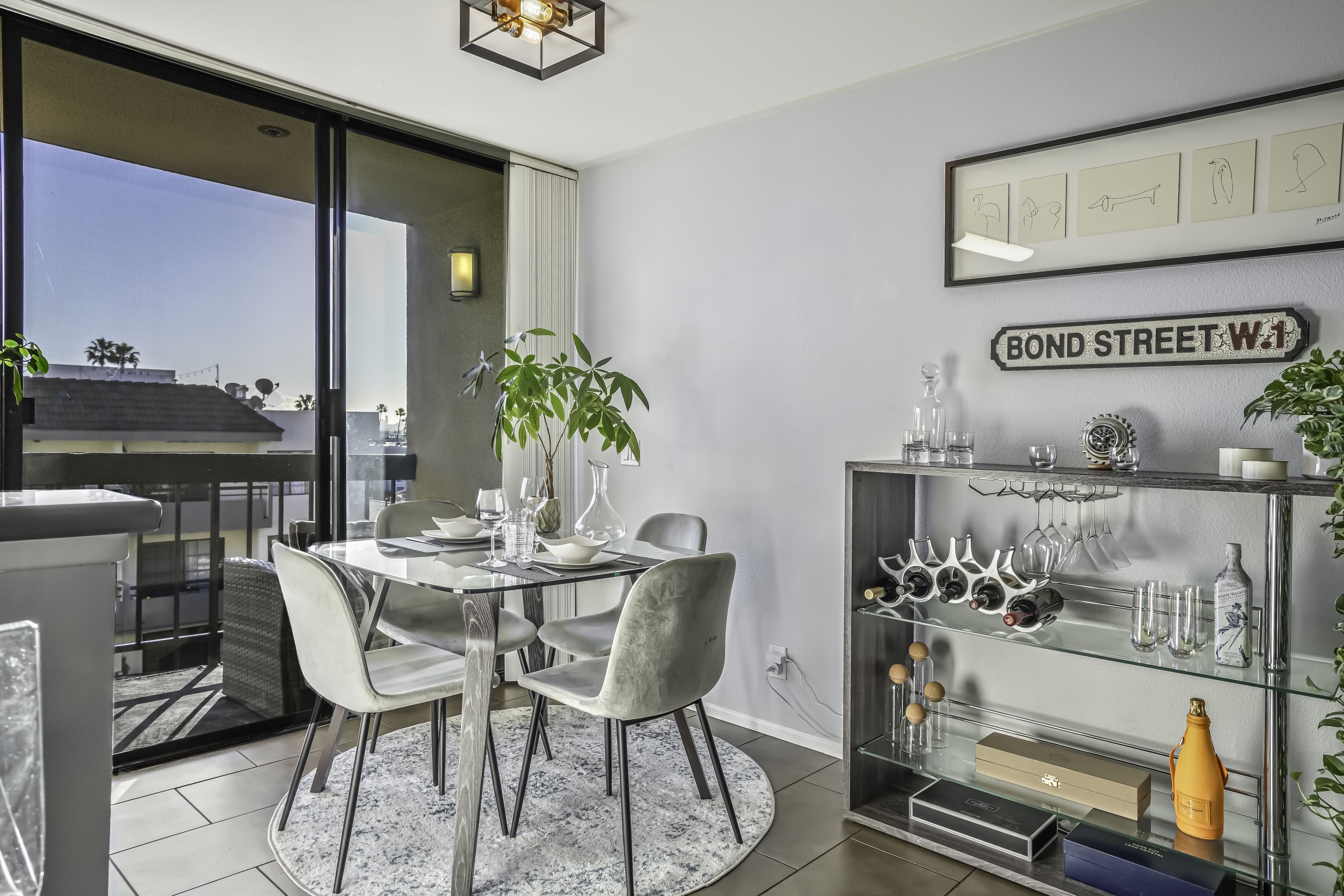  7320 Hawthorn Ave - 物件實景