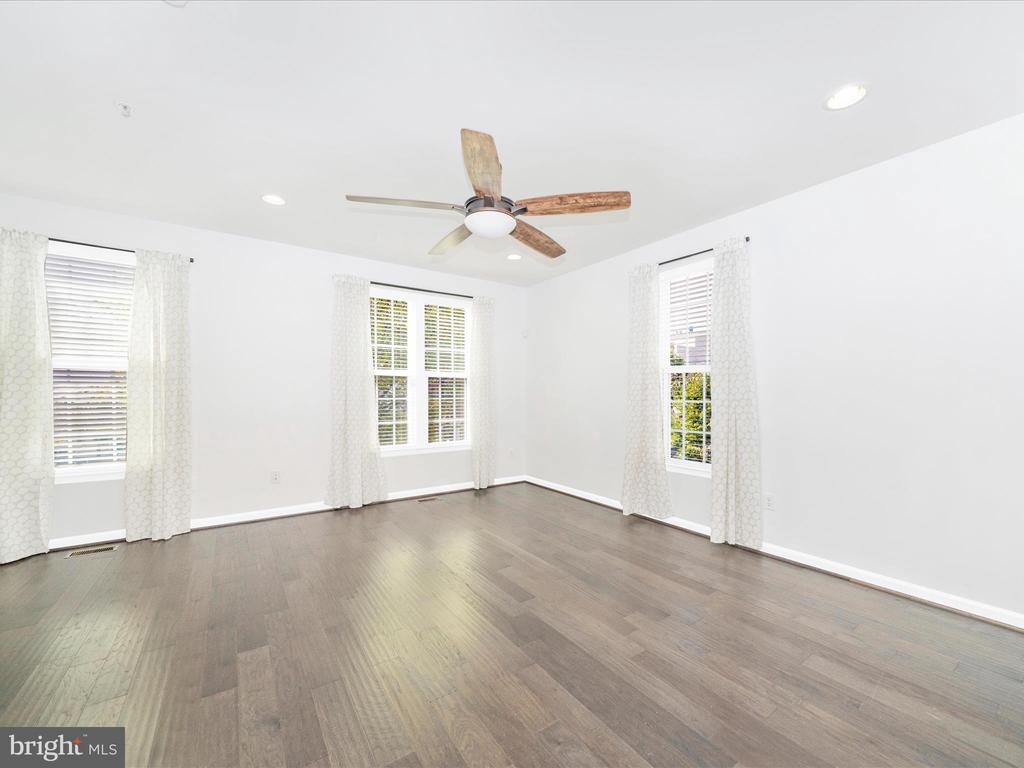 Greenbelt, Maryland, 20770, United States, 3 Bedrooms Bedrooms, ,4 BathroomsBathrooms,Residential,For Sale,2001496