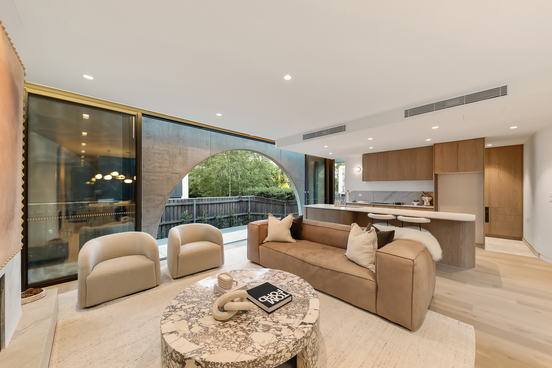  Lifestyle at the forefront in this sleek architectural residence - 物件實景