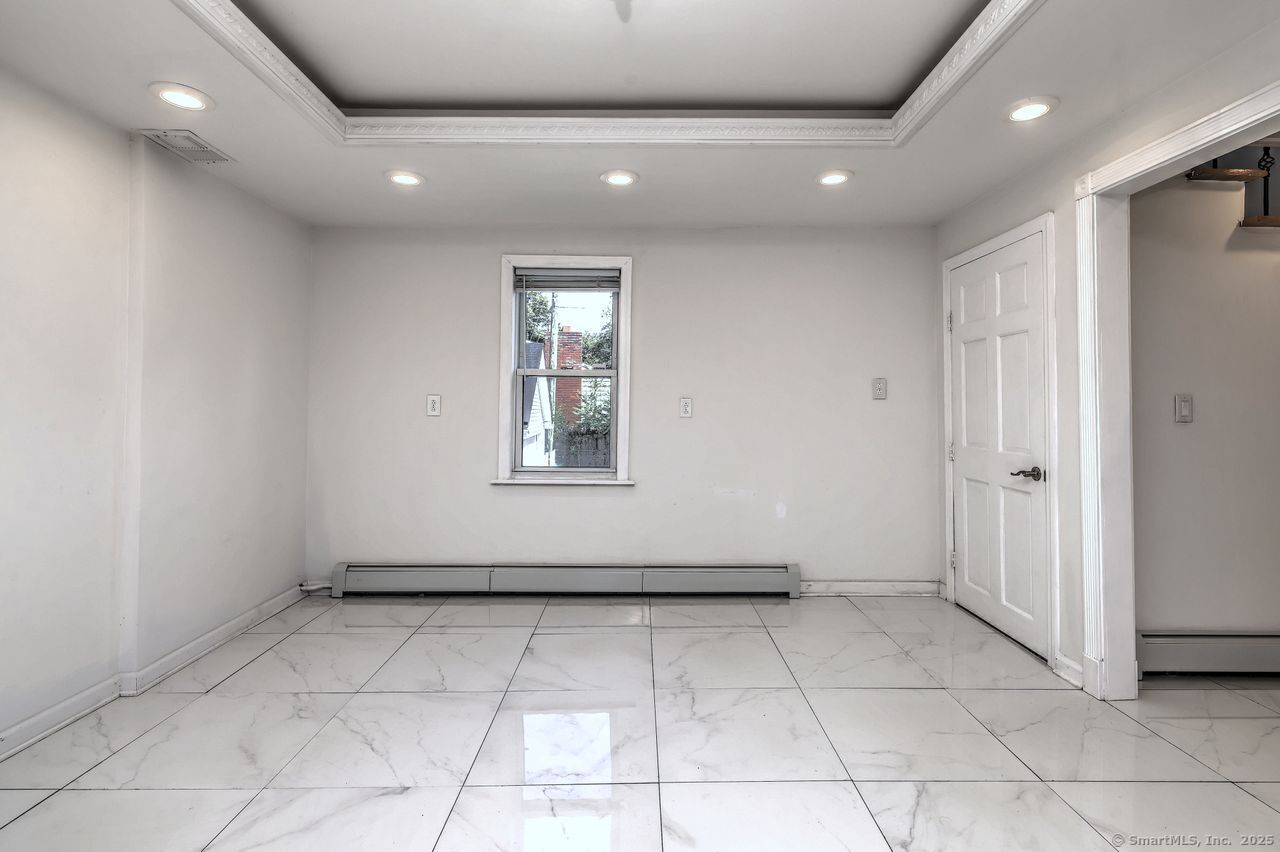 Milford, Connecticut, 06461, United States, 5 Bedrooms Bedrooms, ,2 BathroomsBathrooms,Residential,For Sale,1949907