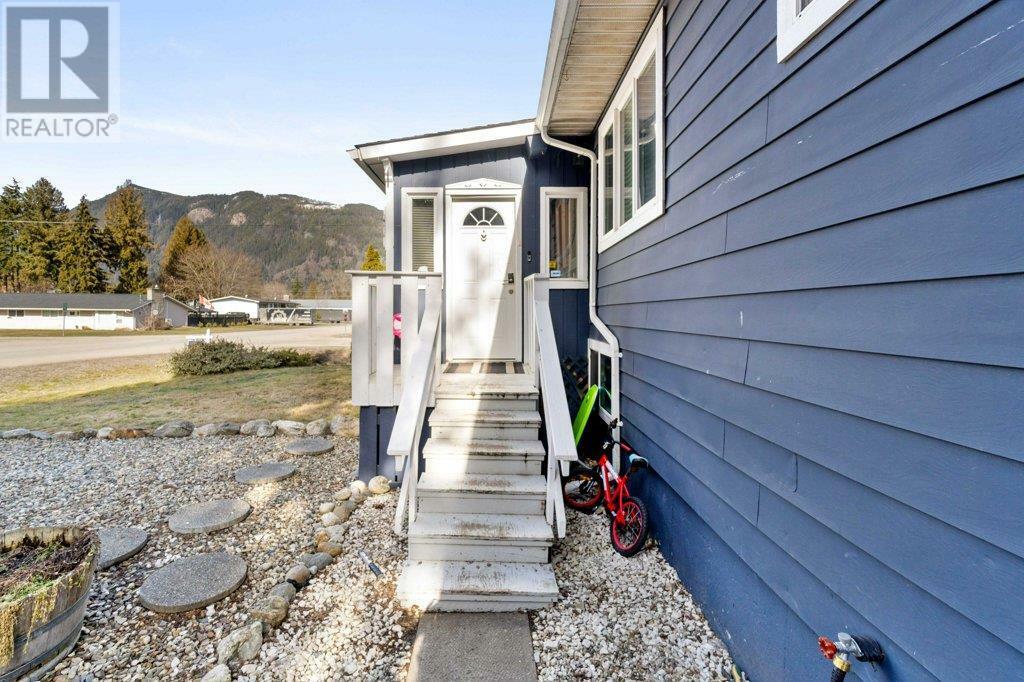 SICAMOUS, British Columbia, V0E 2V0, CA, 4 Bedrooms Bedrooms, ,2 BathroomsBathrooms,Residential,For Sale,1838473