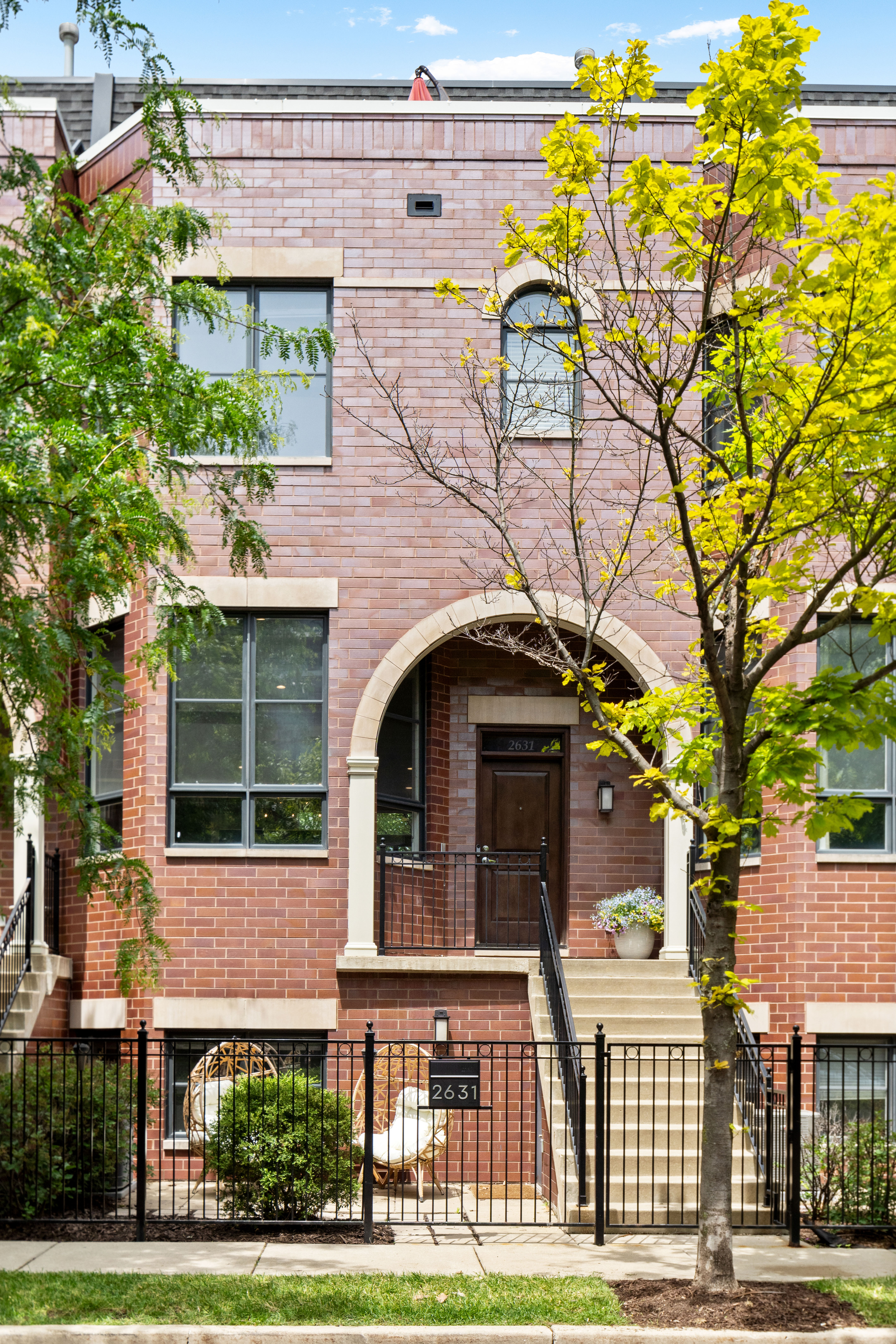  All Brick Townhome that Lives like a Single-family Home - 物件實景