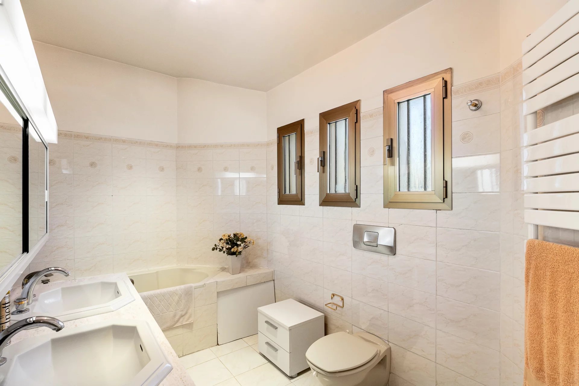 Nice, Provence-Alpes-Côte d’Azur, 06000, FR, 4 Bedrooms Bedrooms, ,4 BathroomsBathrooms,Residential,For Sale,1999651