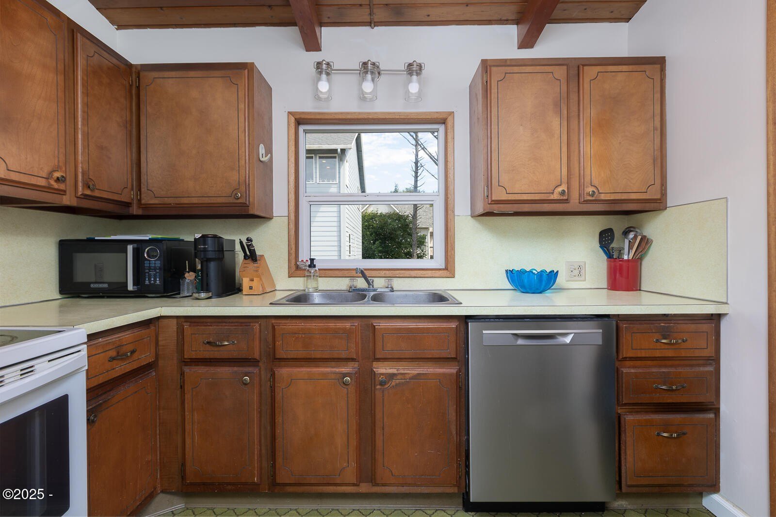 Lincoln City, Oregon, 97367, United States, 3 Bedrooms Bedrooms, ,Residential,For Sale,1939993