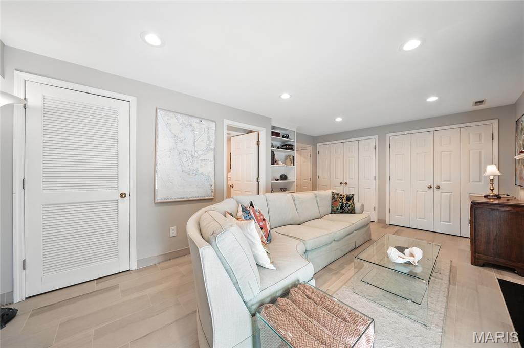 St Louis, Missouri, 63108, United States, 4 Bedrooms Bedrooms, ,5 BathroomsBathrooms,Residential,For Sale,1941664