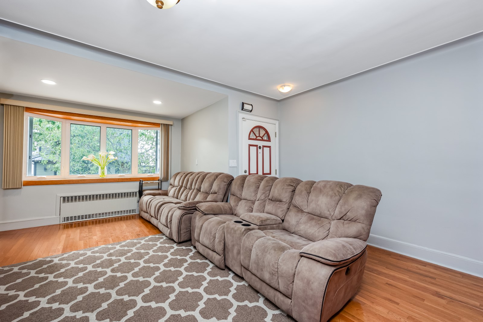 Middle Village, New York, 11379, United States, 3 Bedrooms Bedrooms, ,2 BathroomsBathrooms,Residential,For Sale,1933512