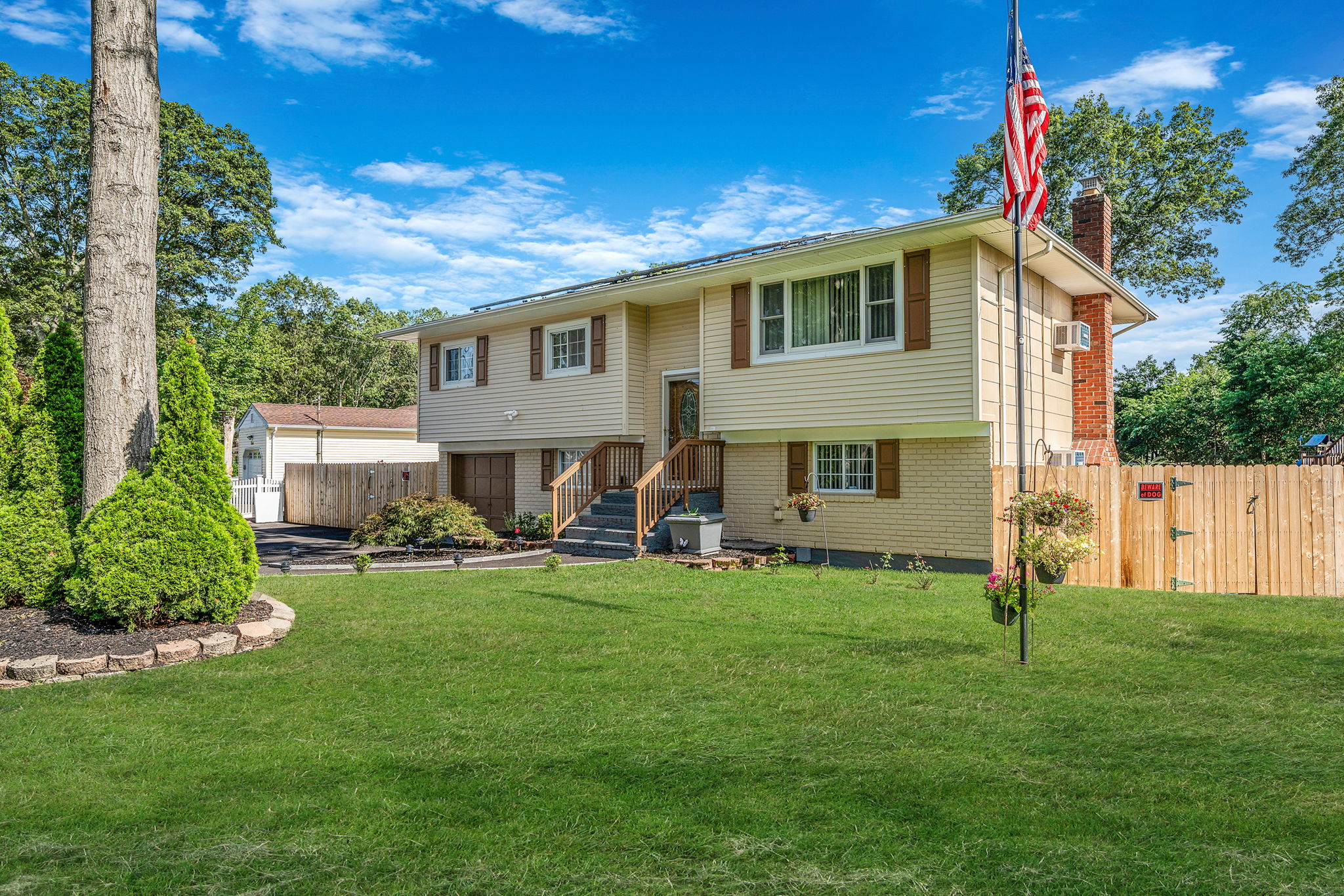 Holbrook, New York, 11741, United States, 4 Bedrooms Bedrooms, ,2 BathroomsBathrooms,Residential,For Sale,1921104