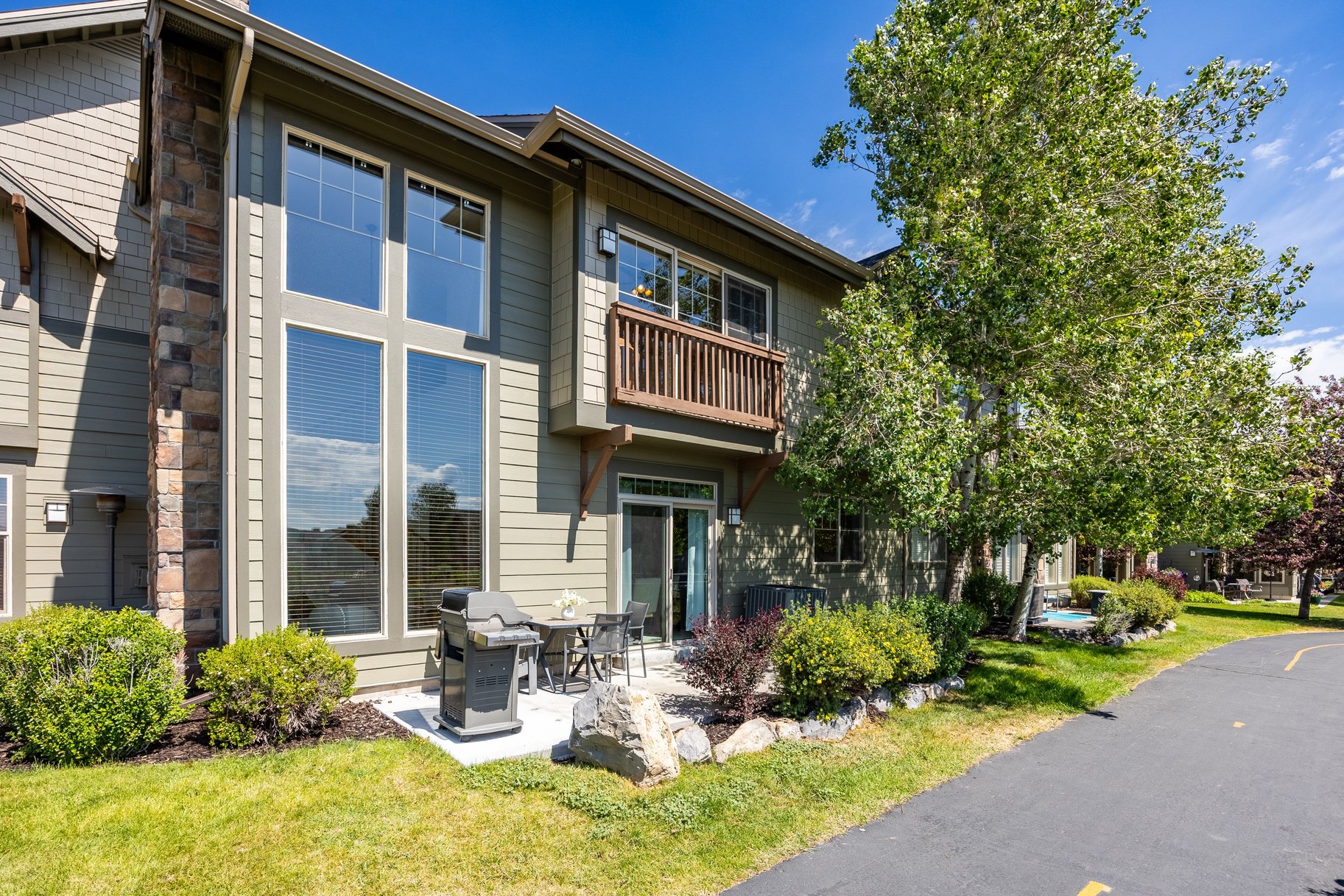  Exceptional Fox Point Townhome with Mountain Views & Prime Location - 物件實景