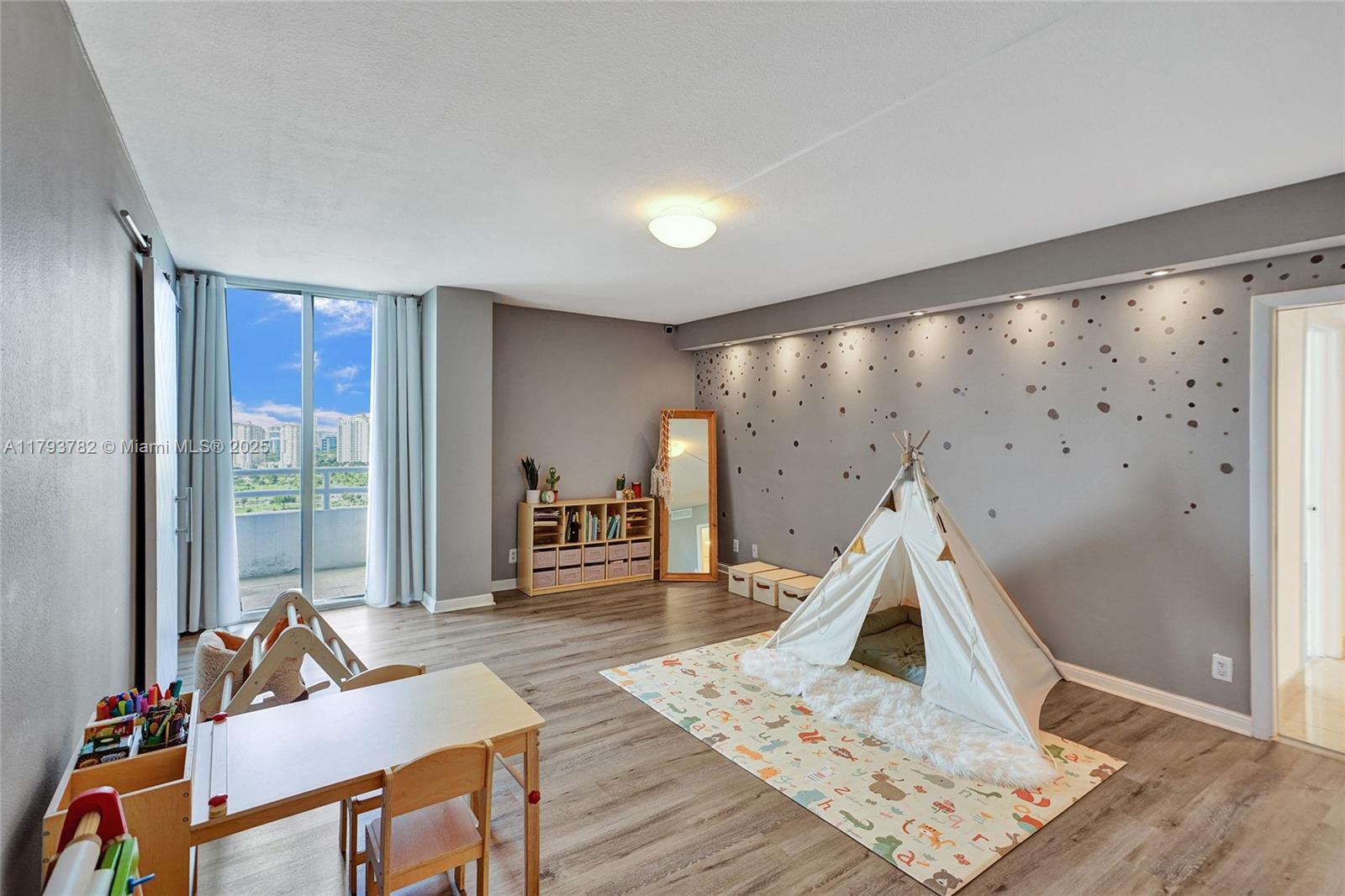 Aventura, Florida, 33180, United States, 5 Bedrooms Bedrooms, ,4 BathroomsBathrooms,Residential,For Sale,1794425