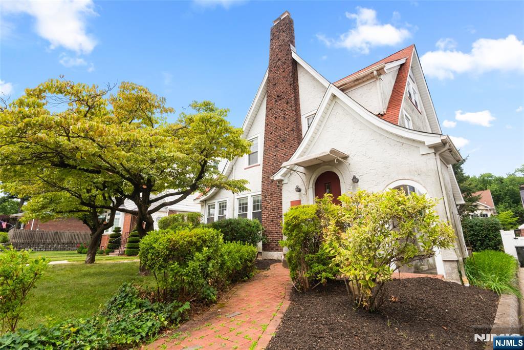 Rutherford, New Jersey, 07070, United States, 4 Bedrooms Bedrooms, ,2 BathroomsBathrooms,Residential,For Sale,1901236